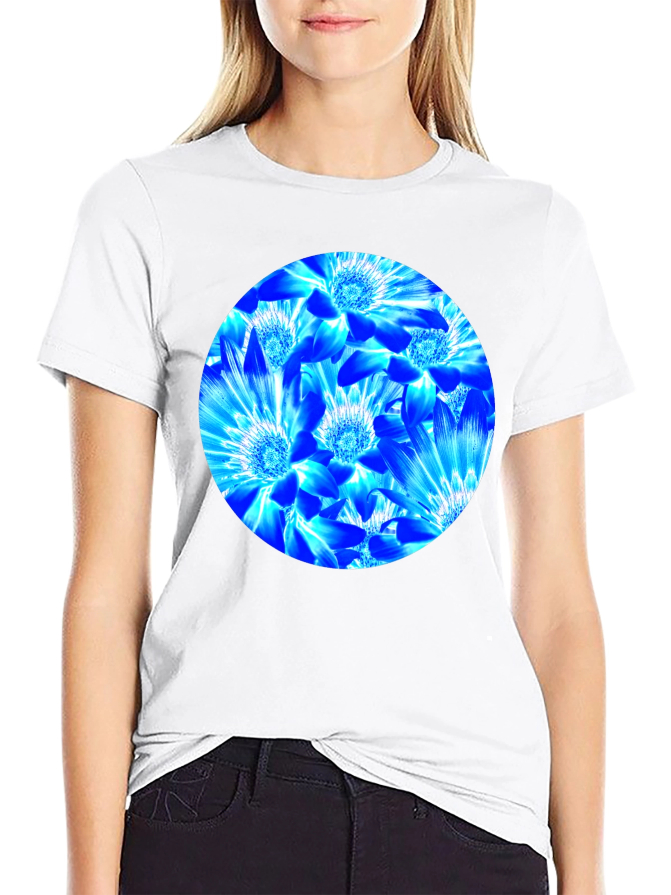 Camiseta Negra con Diseño Floral Azul