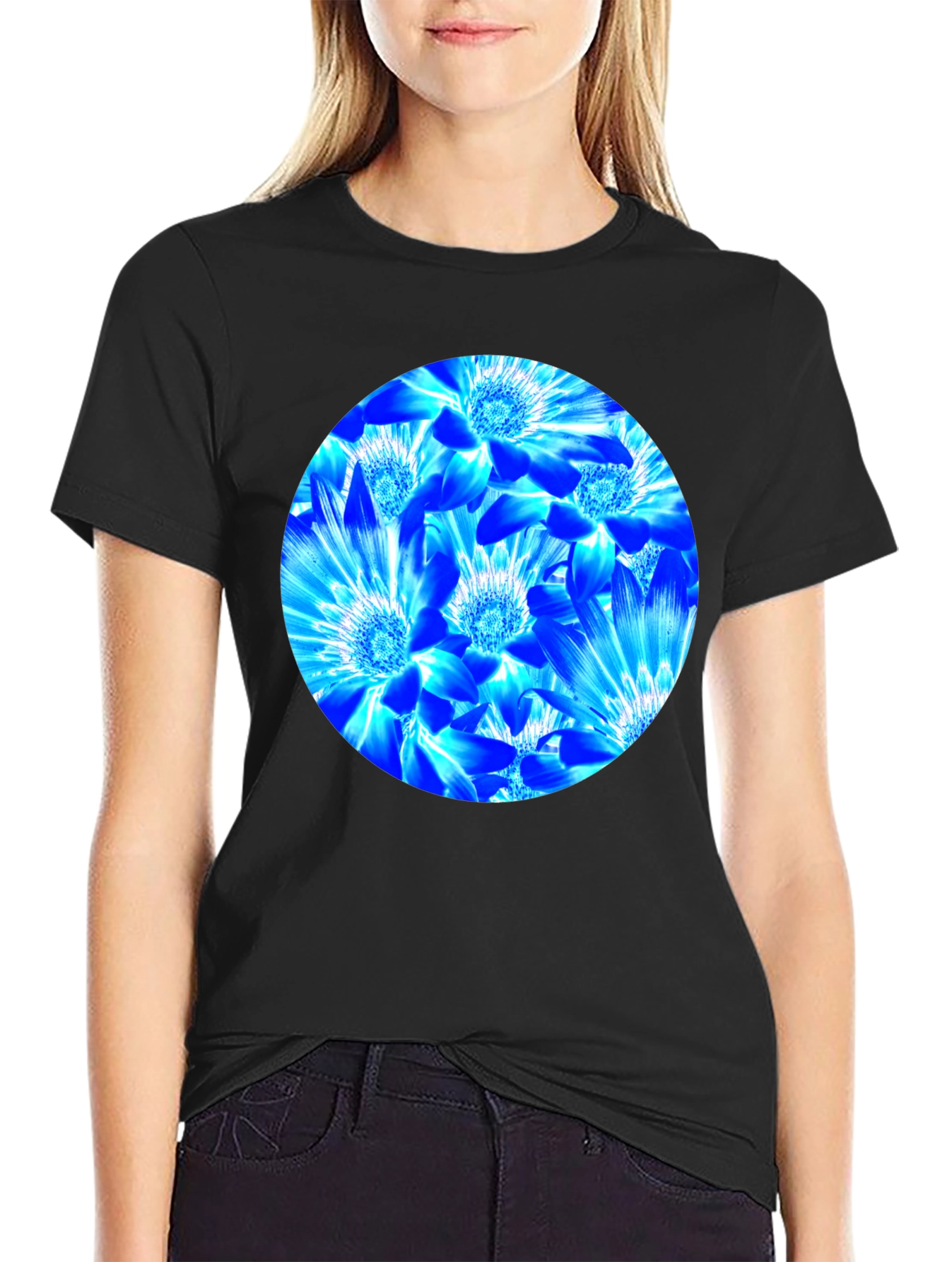 Camiseta Negra con Diseño Floral Azul