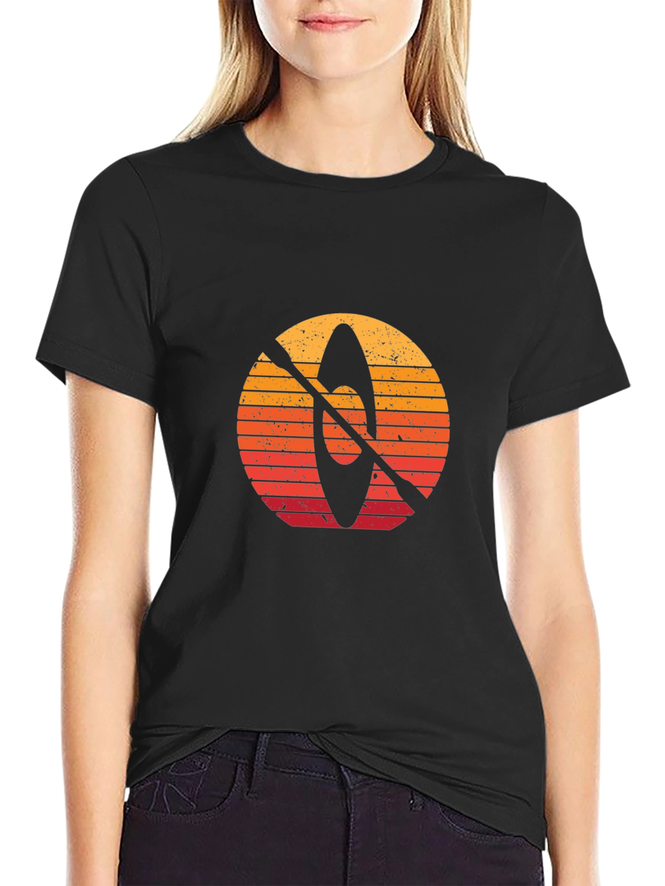 Camiseta Negra con Diseño de Kayak al Atardecer