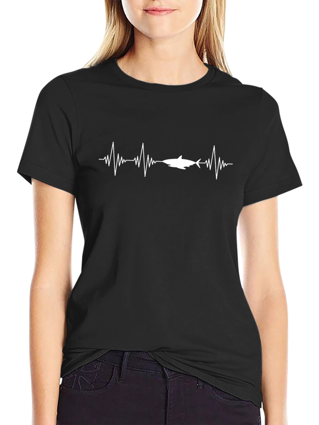 Camiseta Negra con Diseño de Latido de Tiburón