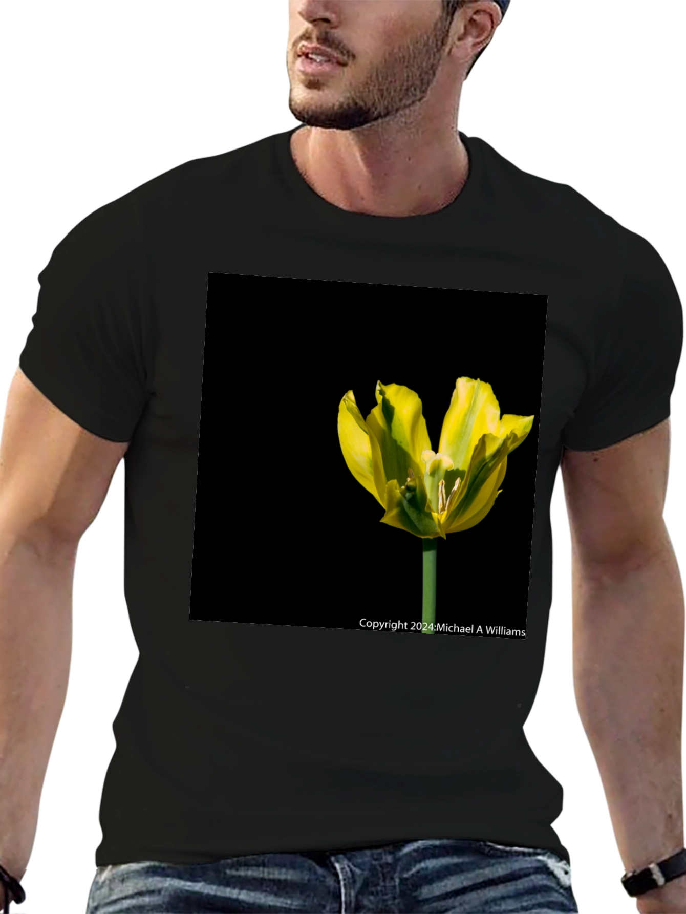 Camiseta Negra con Tulipán Amarillo Vibrante