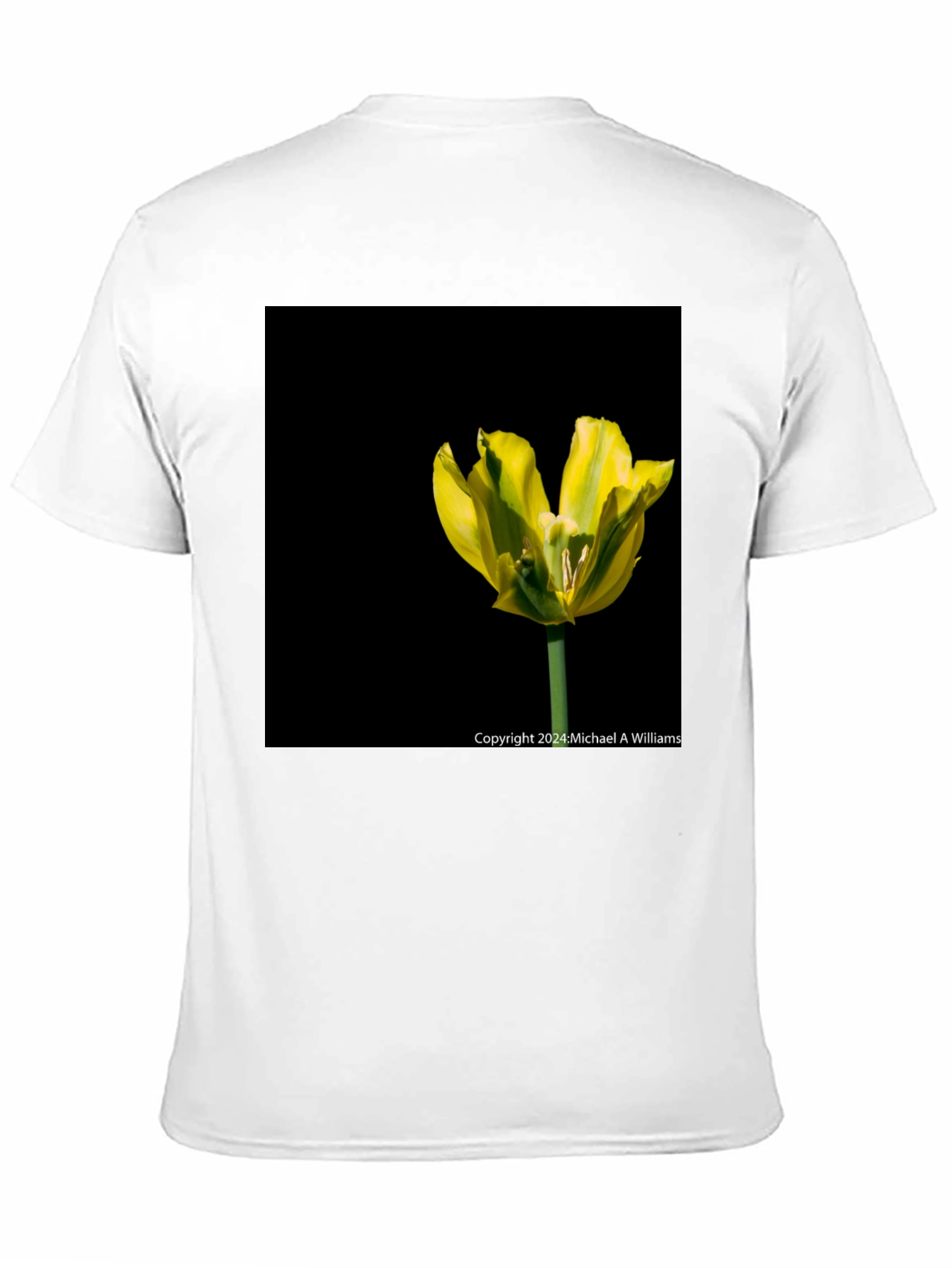 Camiseta Negra con Tulipán Amarillo Vibrante