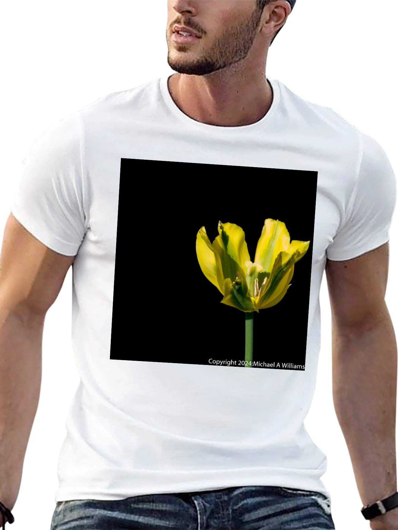 Camiseta Negra con Tulipán Amarillo Vibrante