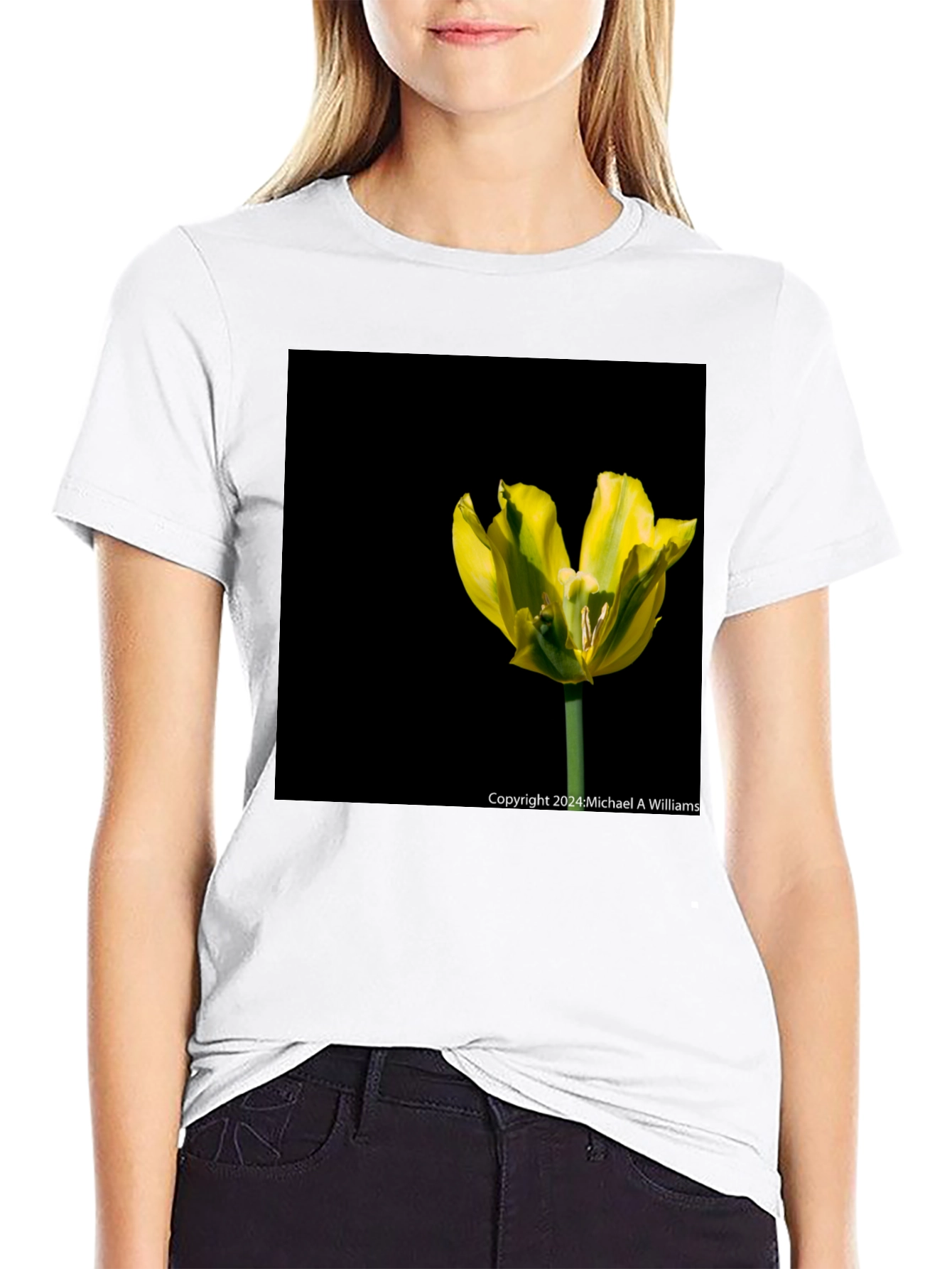 Camiseta Negra con Tulipán Amarillo Vibrante