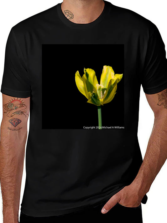 Camiseta Negra con Tulipán Amarillo Vibrante