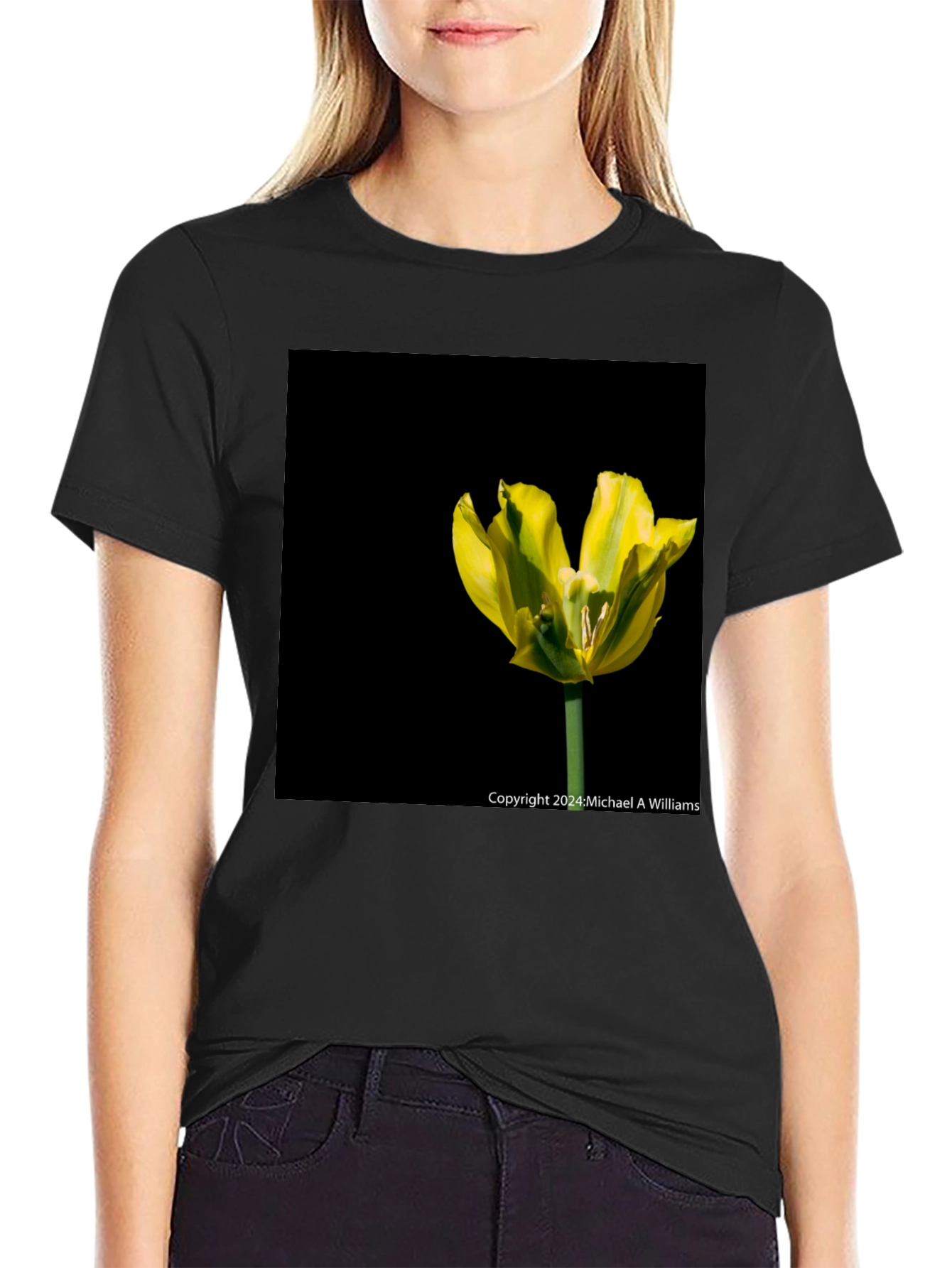 Camiseta Negra con Tulipán Amarillo Vibrante