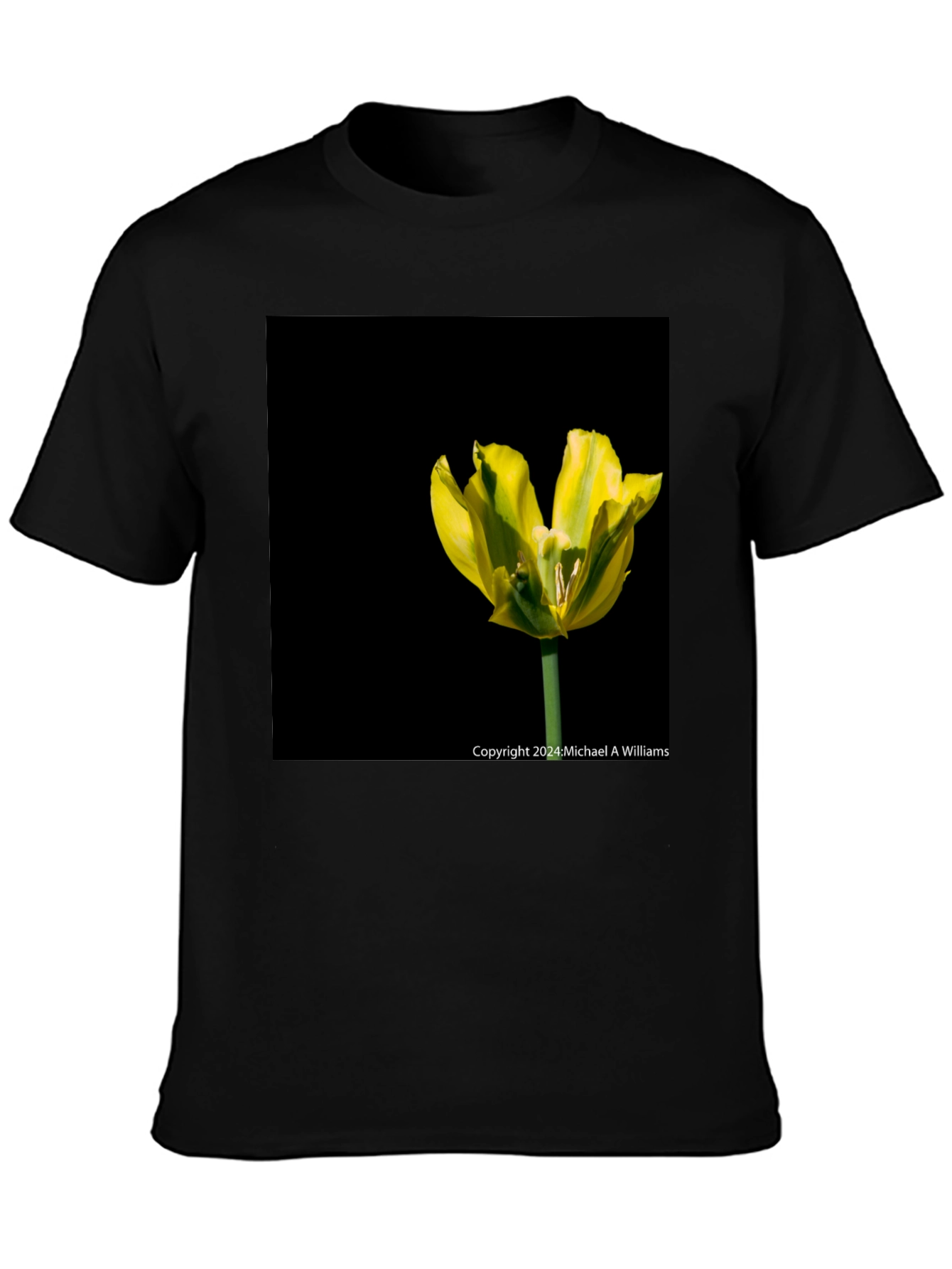 Camiseta Negra con Tulipán Amarillo Vibrante