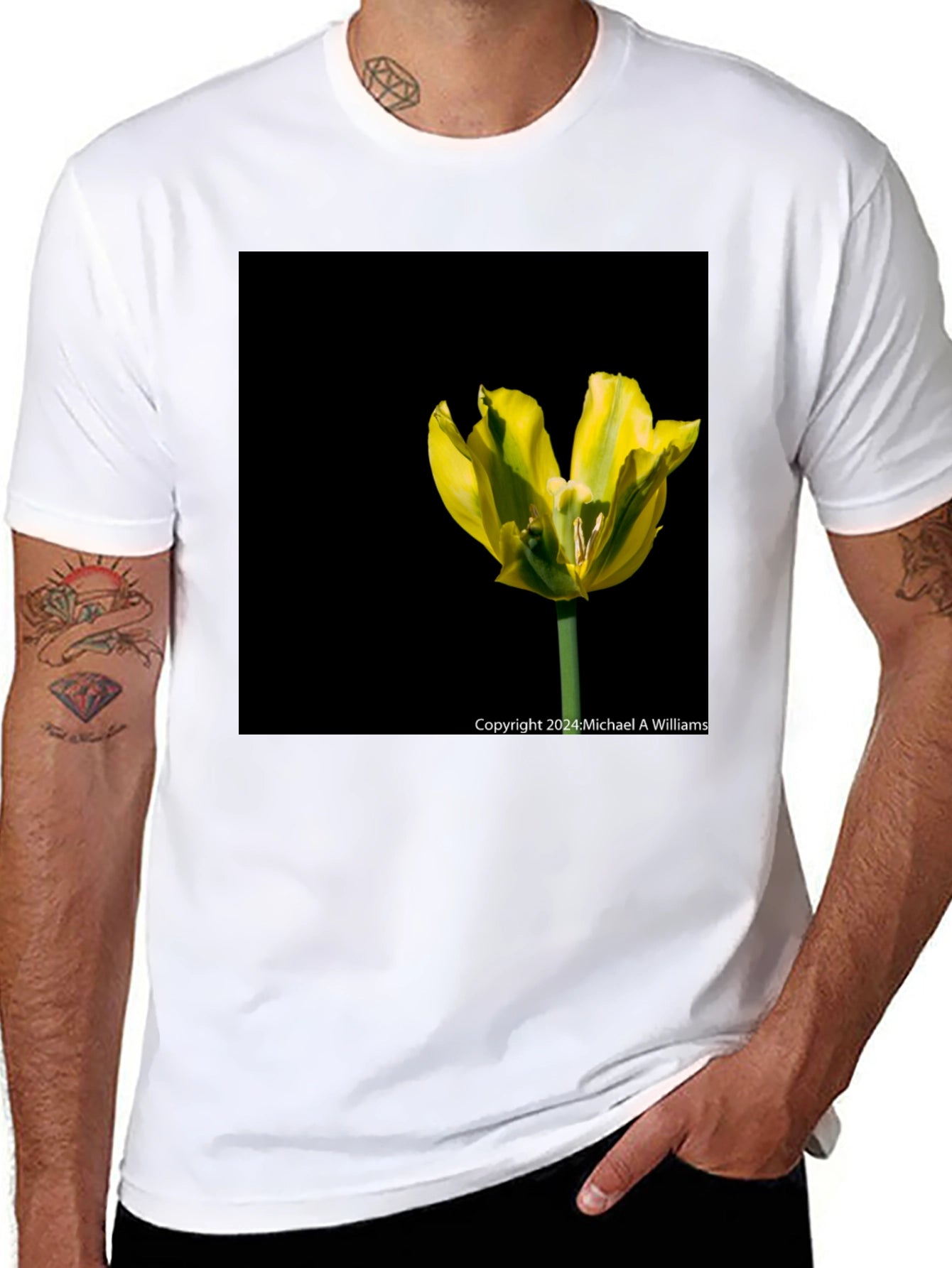 Camiseta Negra con Tulipán Amarillo Vibrante