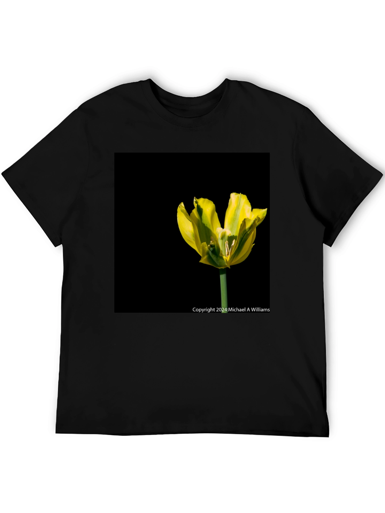 Camiseta Negra con Tulipán Amarillo Vibrante