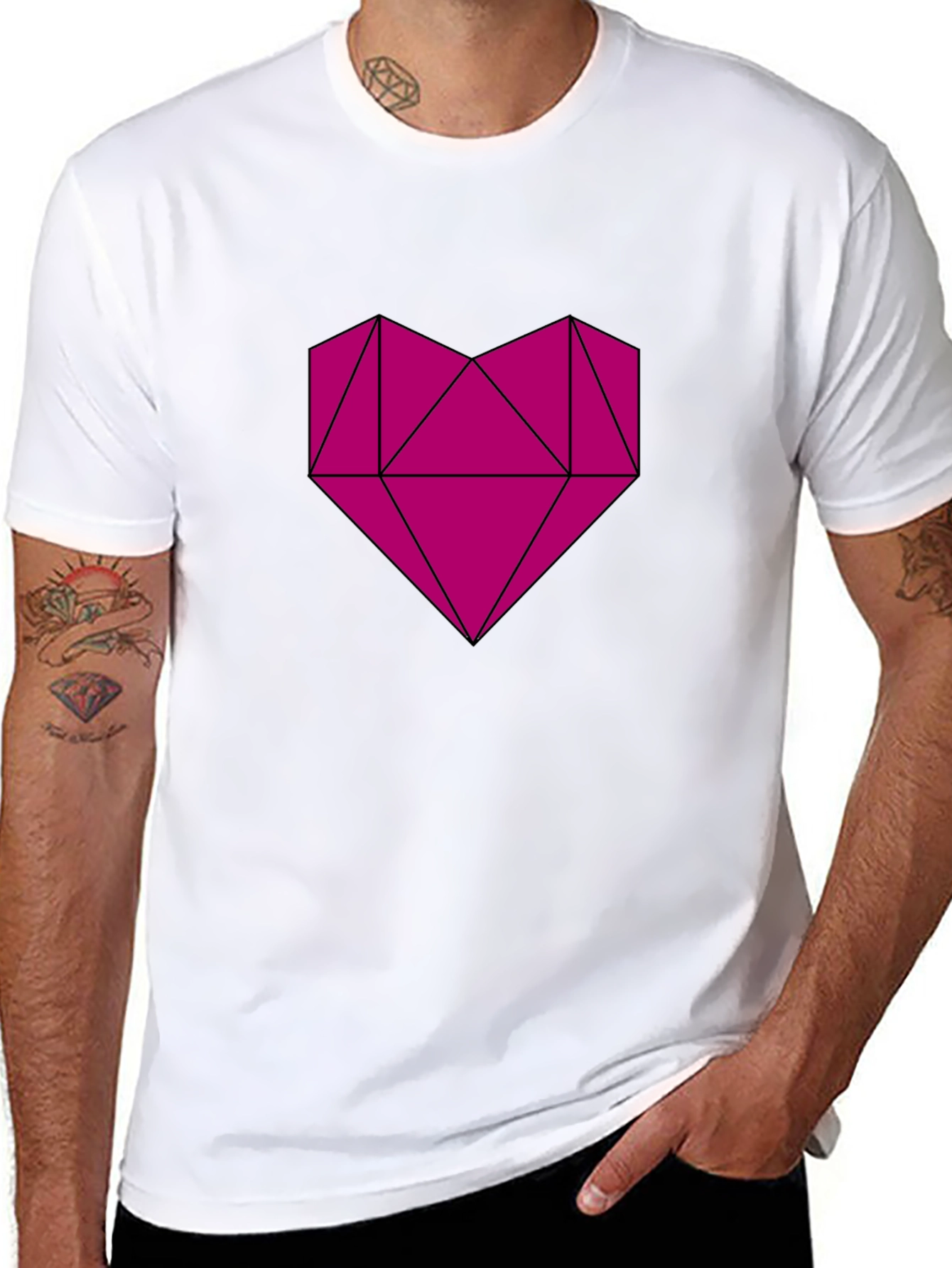 Camiseta Negra con Corazón Geométrico Magenta