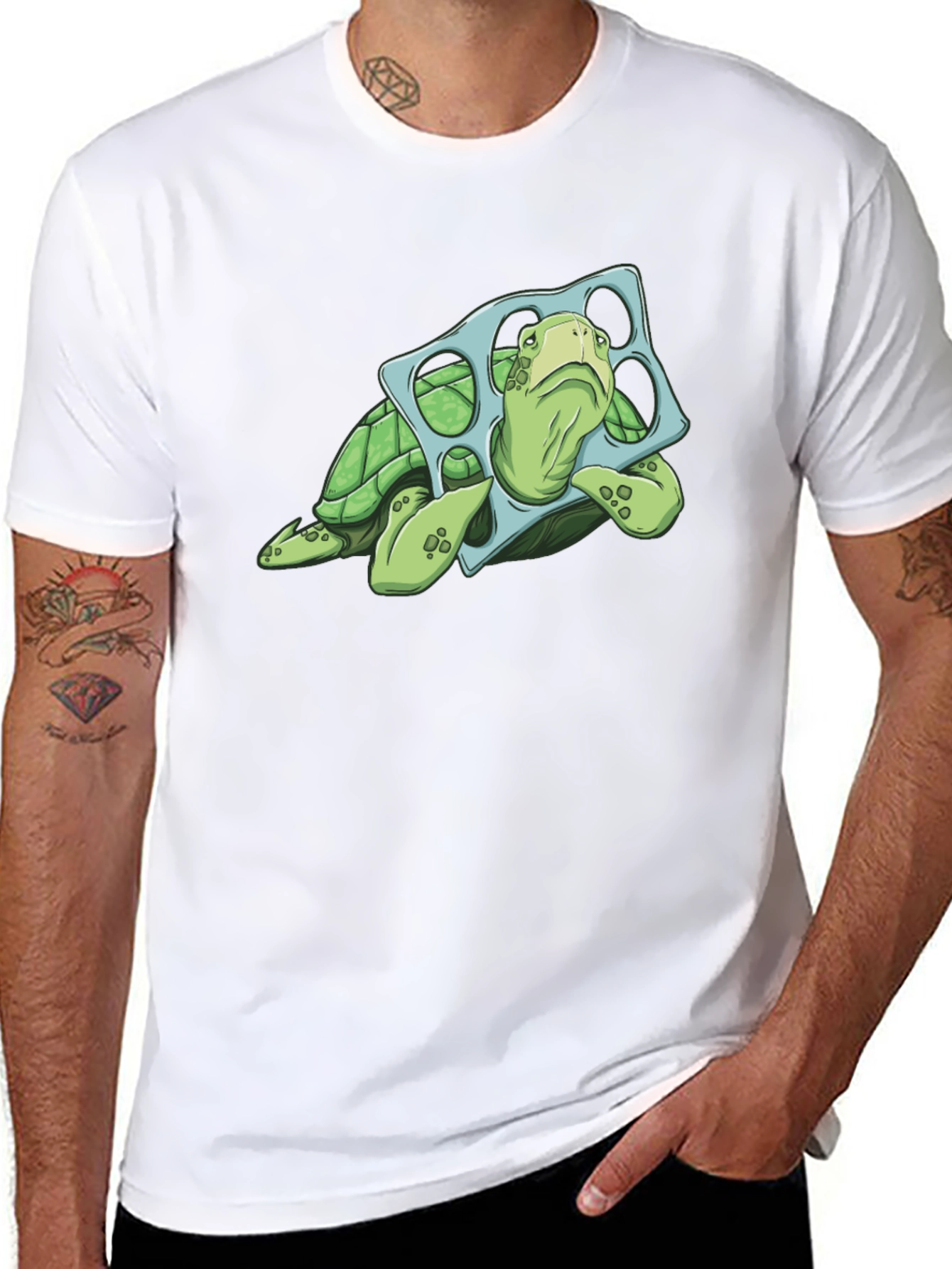 Camiseta Negra con Tortuga y Aro de Plástico