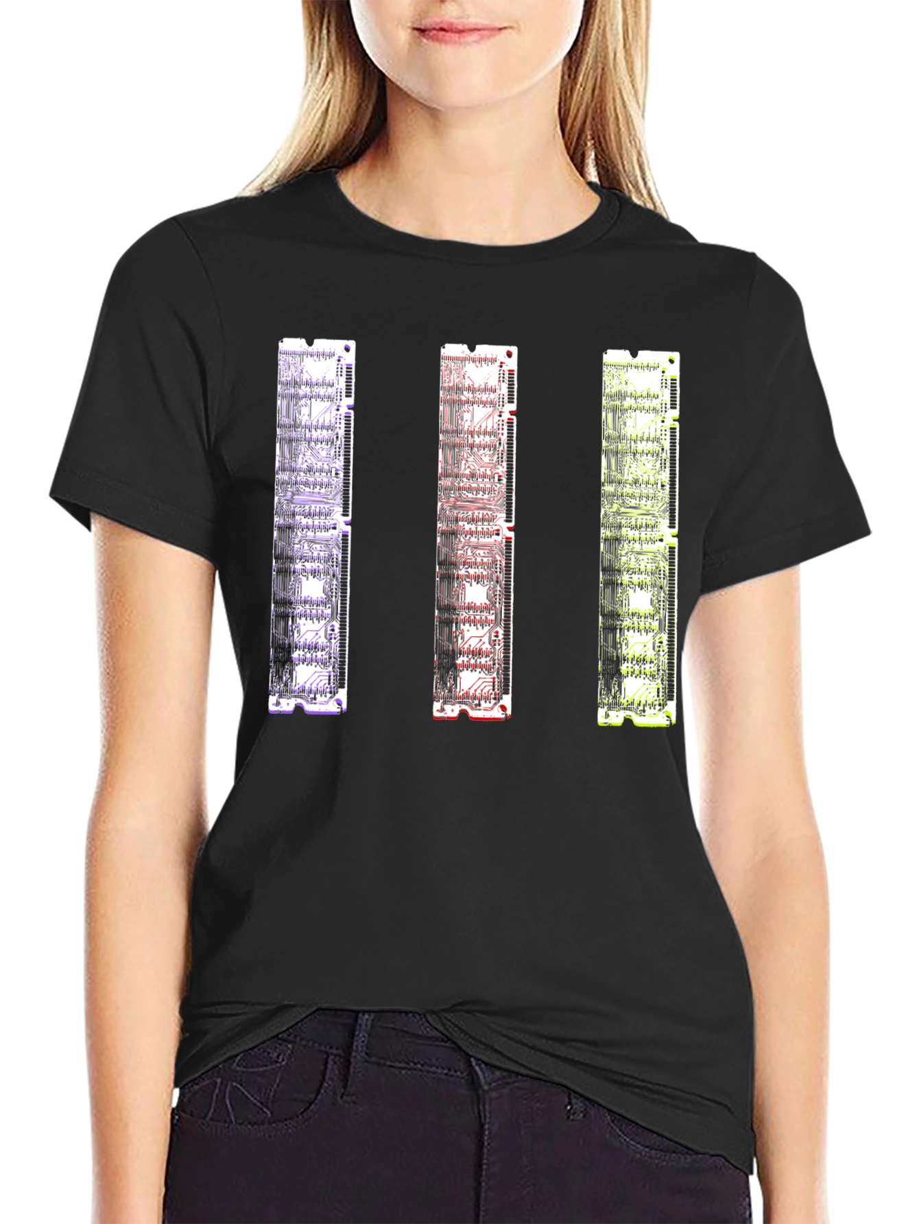 Camiseta Negra con Diseño de Circuitos RAM Abstractos