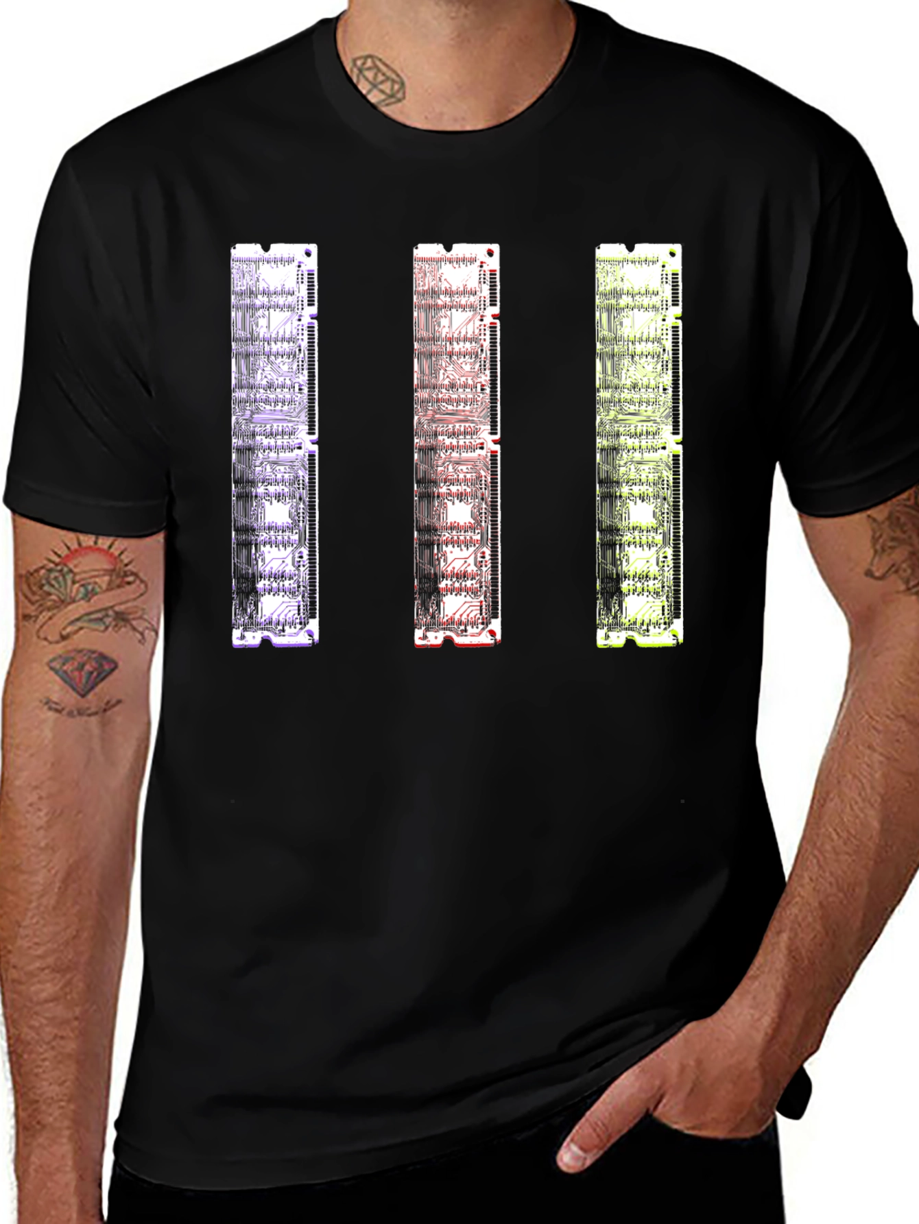 Camiseta Negra con Diseño de Circuitos RAM Abstractos