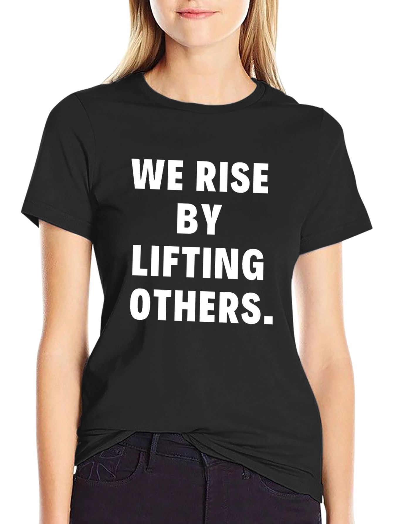 Camiseta Negra Inspiradora: Nos Levantamos Ayudando a Otros