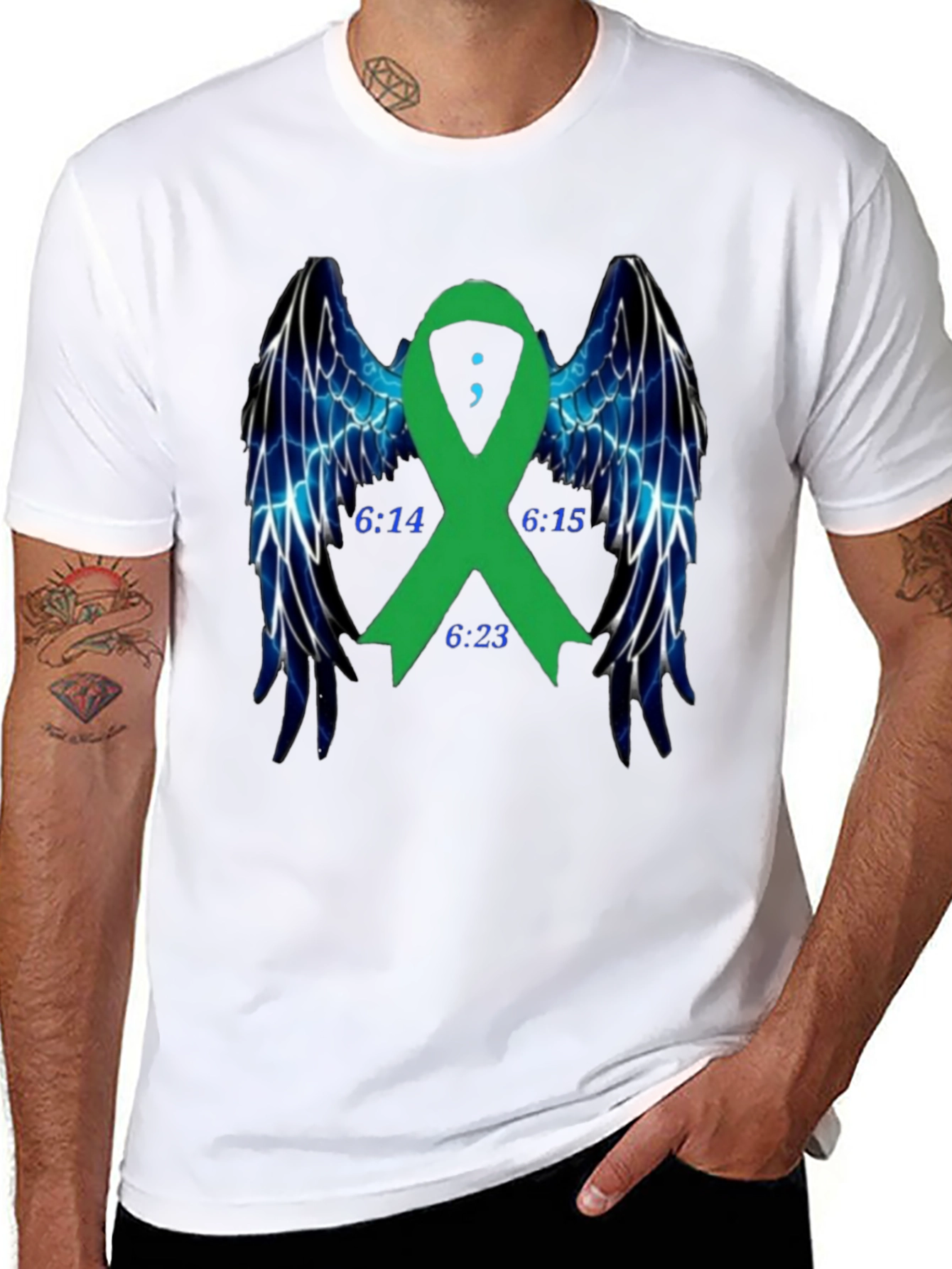 Camiseta Negra Con Cinta Verde y Alas