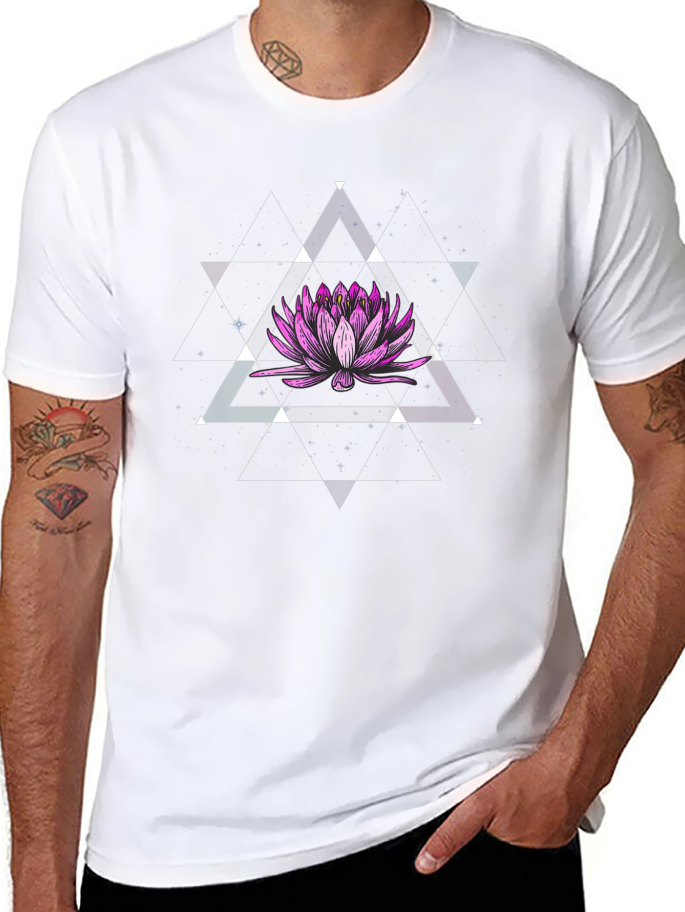 Camiseta Negra con Diseño Floral Geométrico Espacial