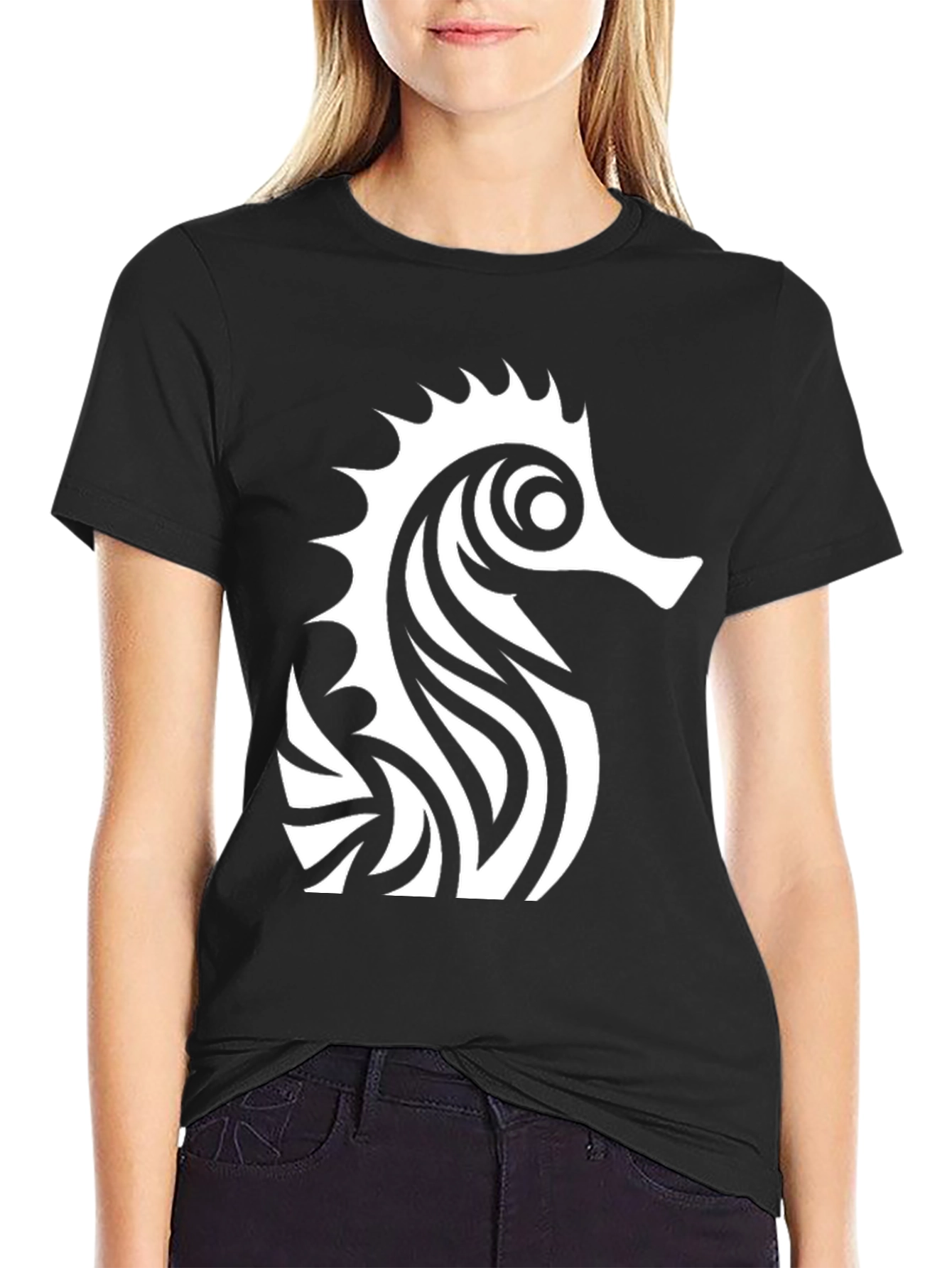 Camiseta Negra con Diseño de Caballito de Mar Tribal