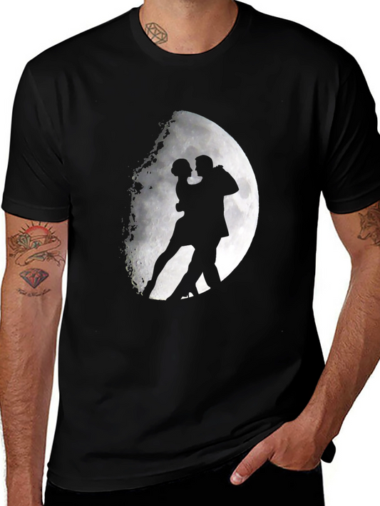 Camiseta Negra con Silueta de Pareja Bailando bajo la Luna