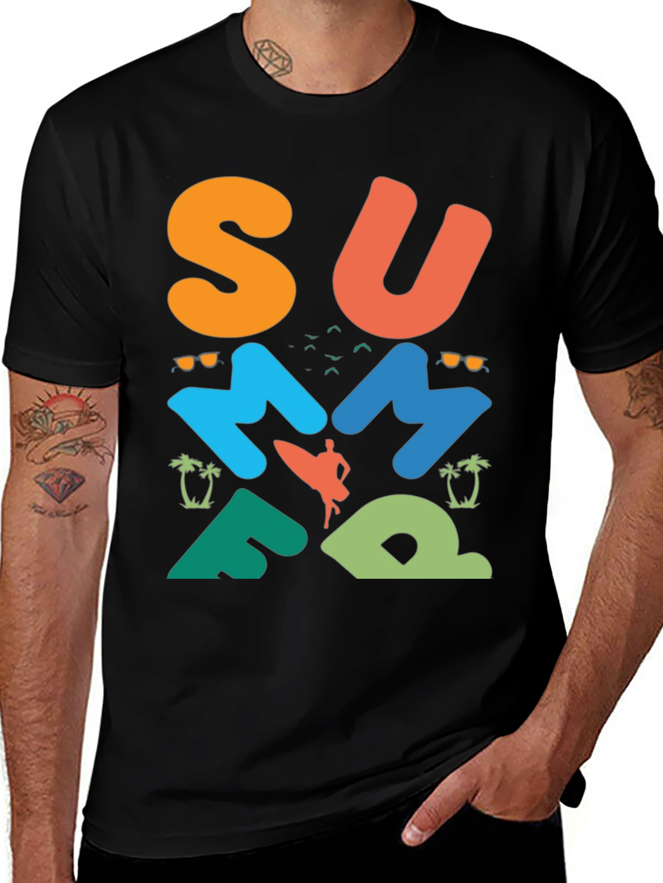 Camiseta negra con diseño veraniego surf