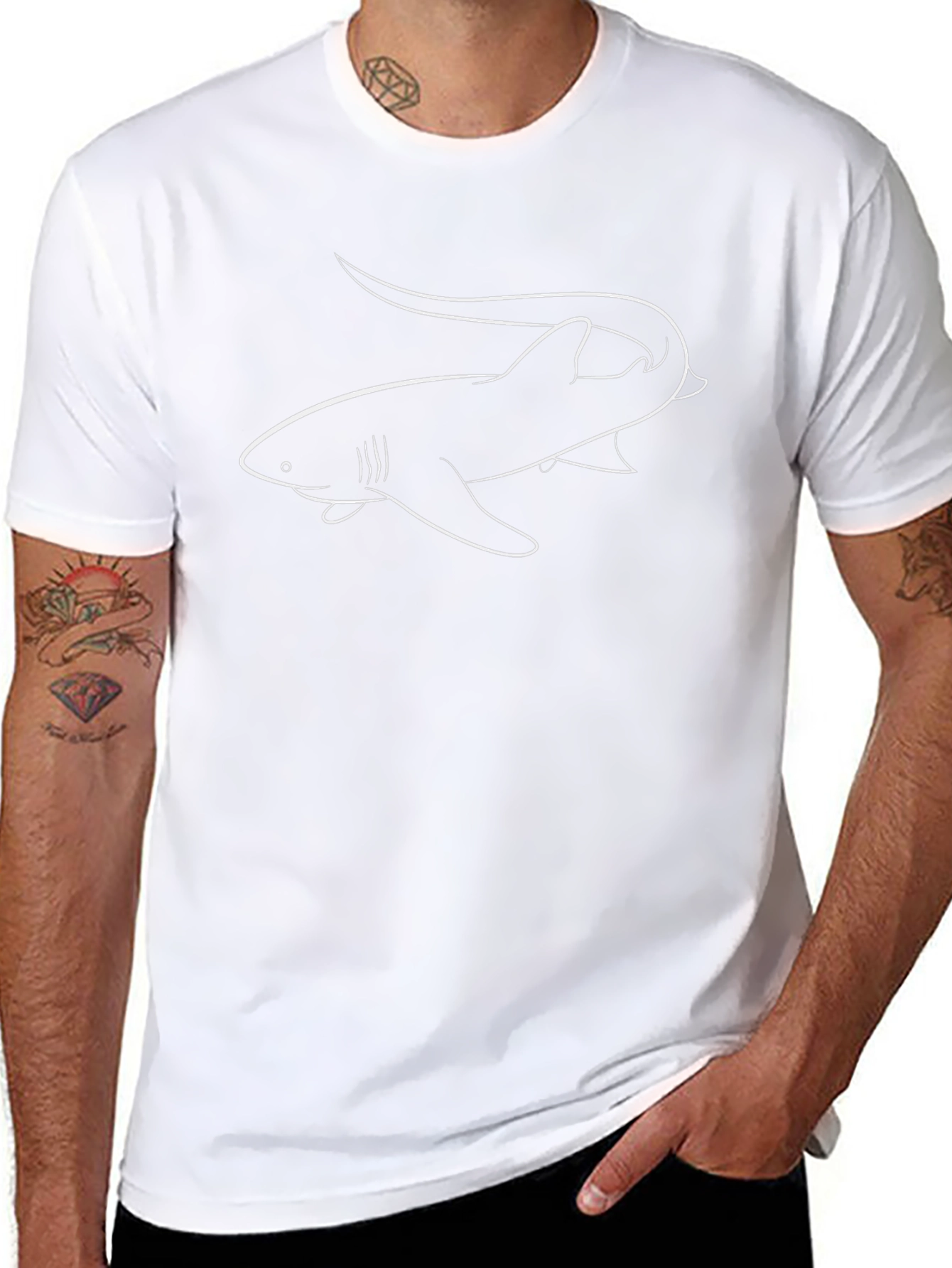Camiseta Negra con Diseño de Tiburón Látigo