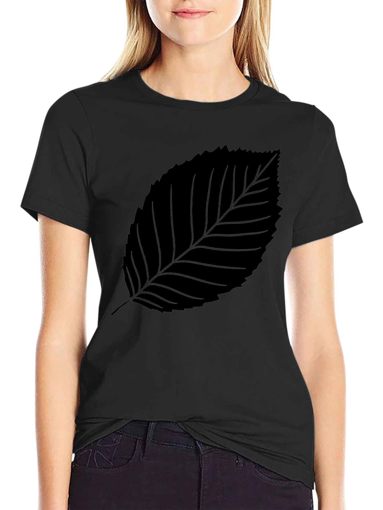 Camiseta Negra con Hoja Estilizada