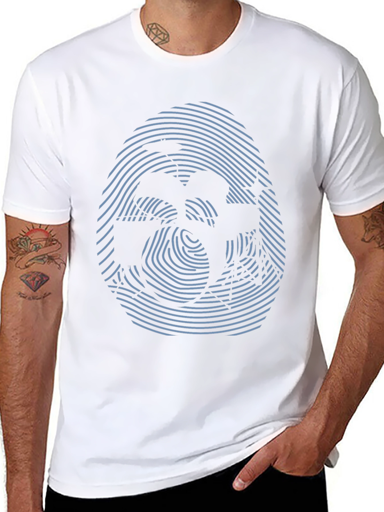 Camiseta Negra con Diseño de Huella Digital Abstracta