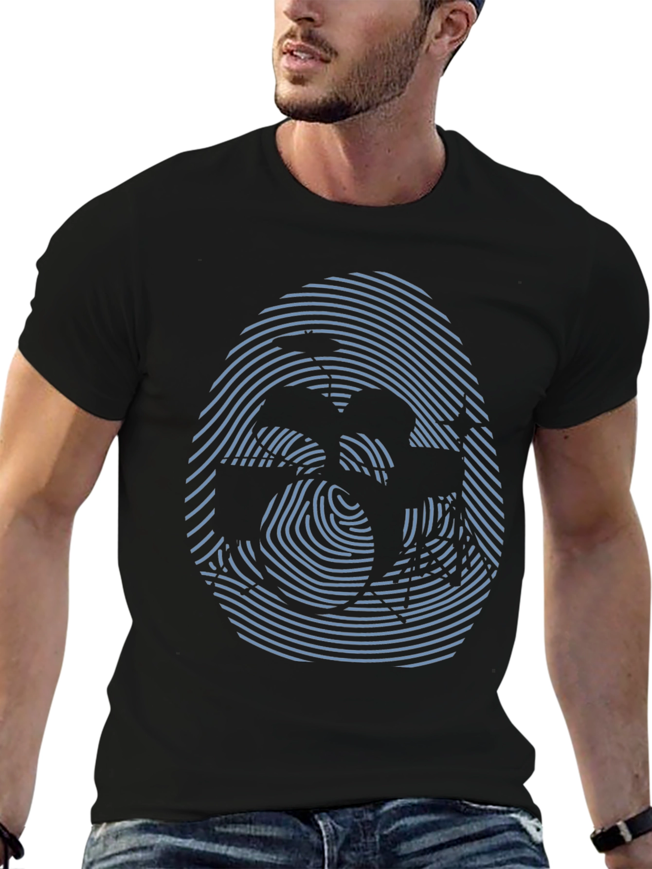 Camiseta Negra con Diseño de Huella Digital Abstracta