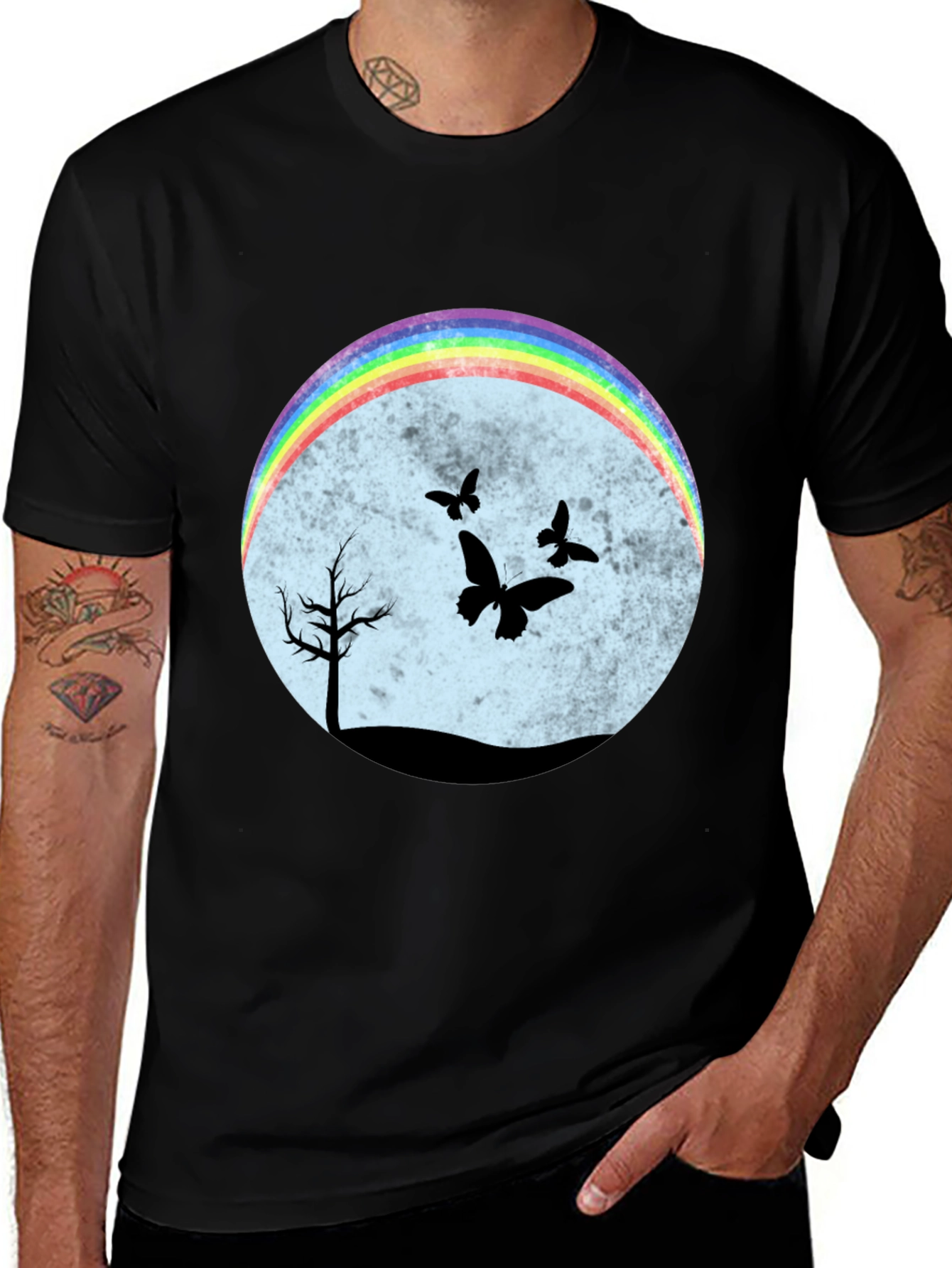 Camiseta Negra con Diseño de Arcoíris y Mariposas