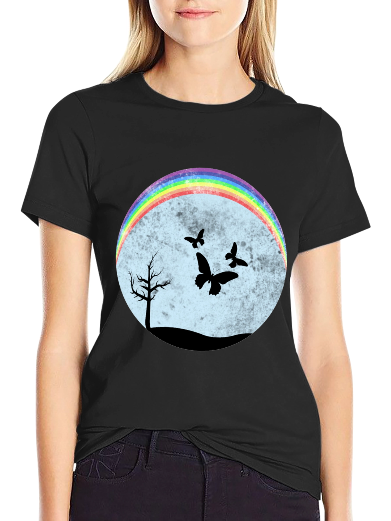 Camiseta Negra con Diseño de Arcoíris y Mariposas