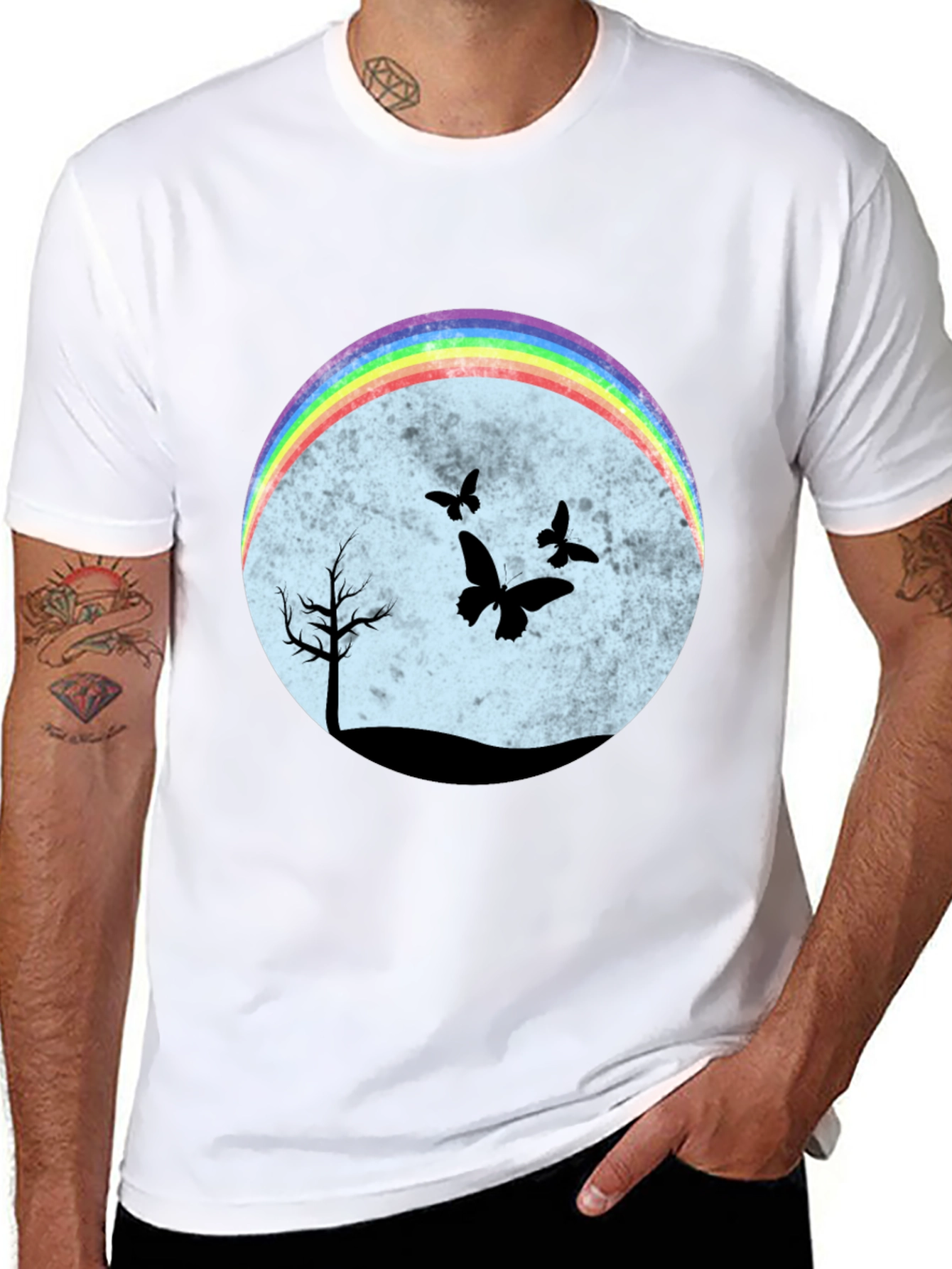 Camiseta Negra con Diseño de Arcoíris y Mariposas