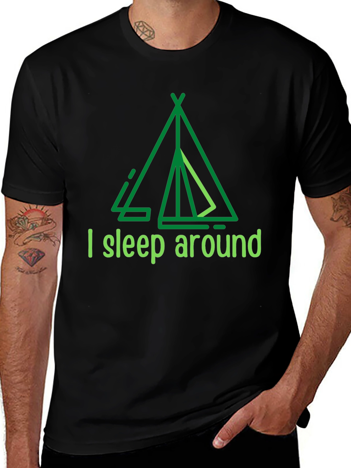 Camiseta Negra I sleep around para Aventureros