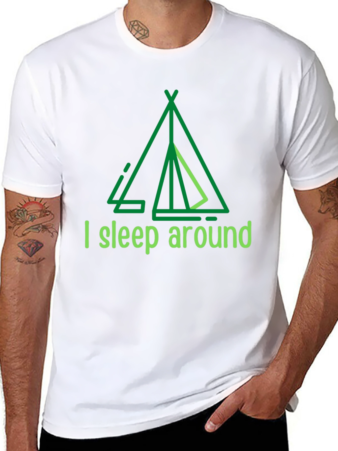 Camiseta Negra I sleep around para Aventureros