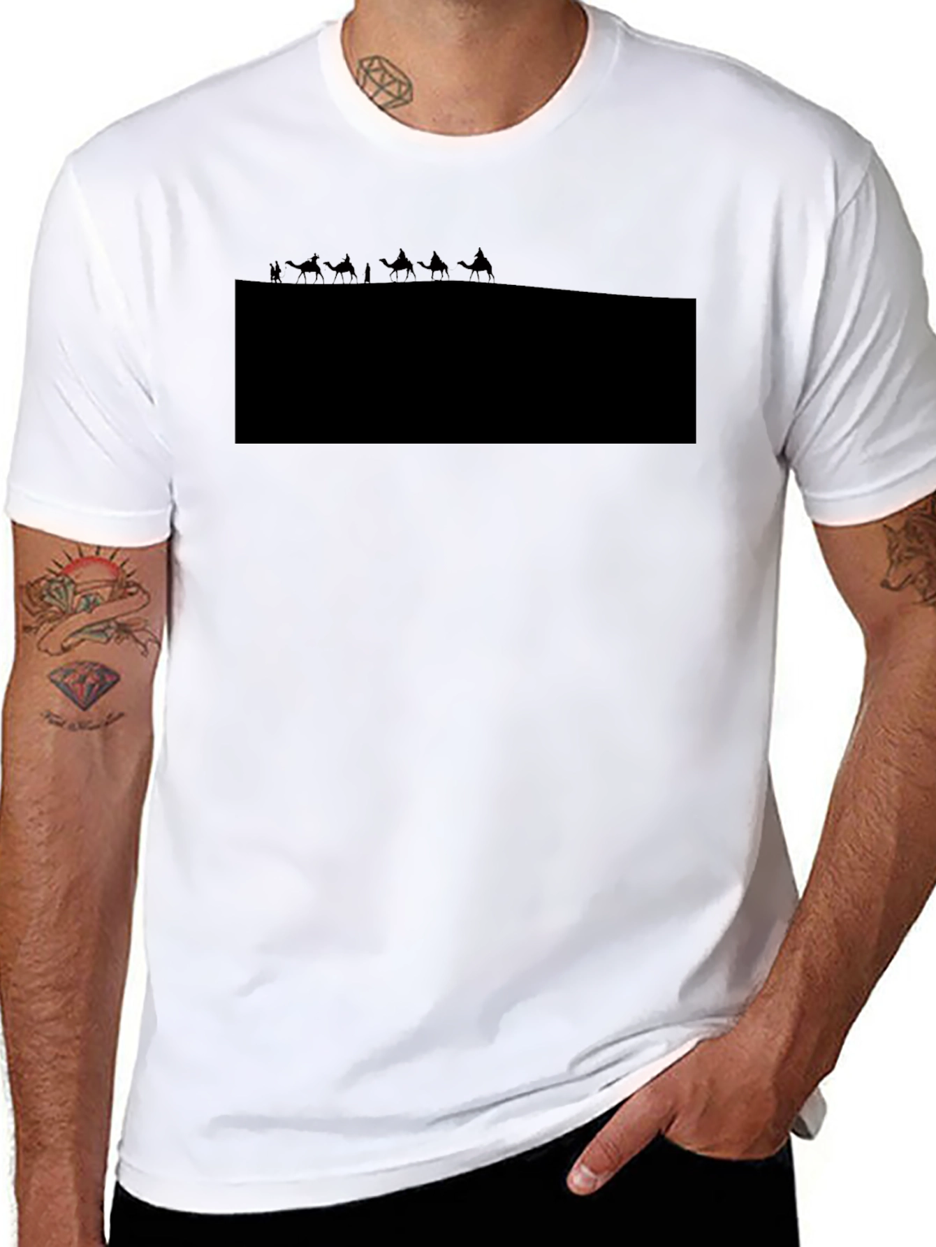 Camiseta Negra con Diseño de Caravana en el Desierto