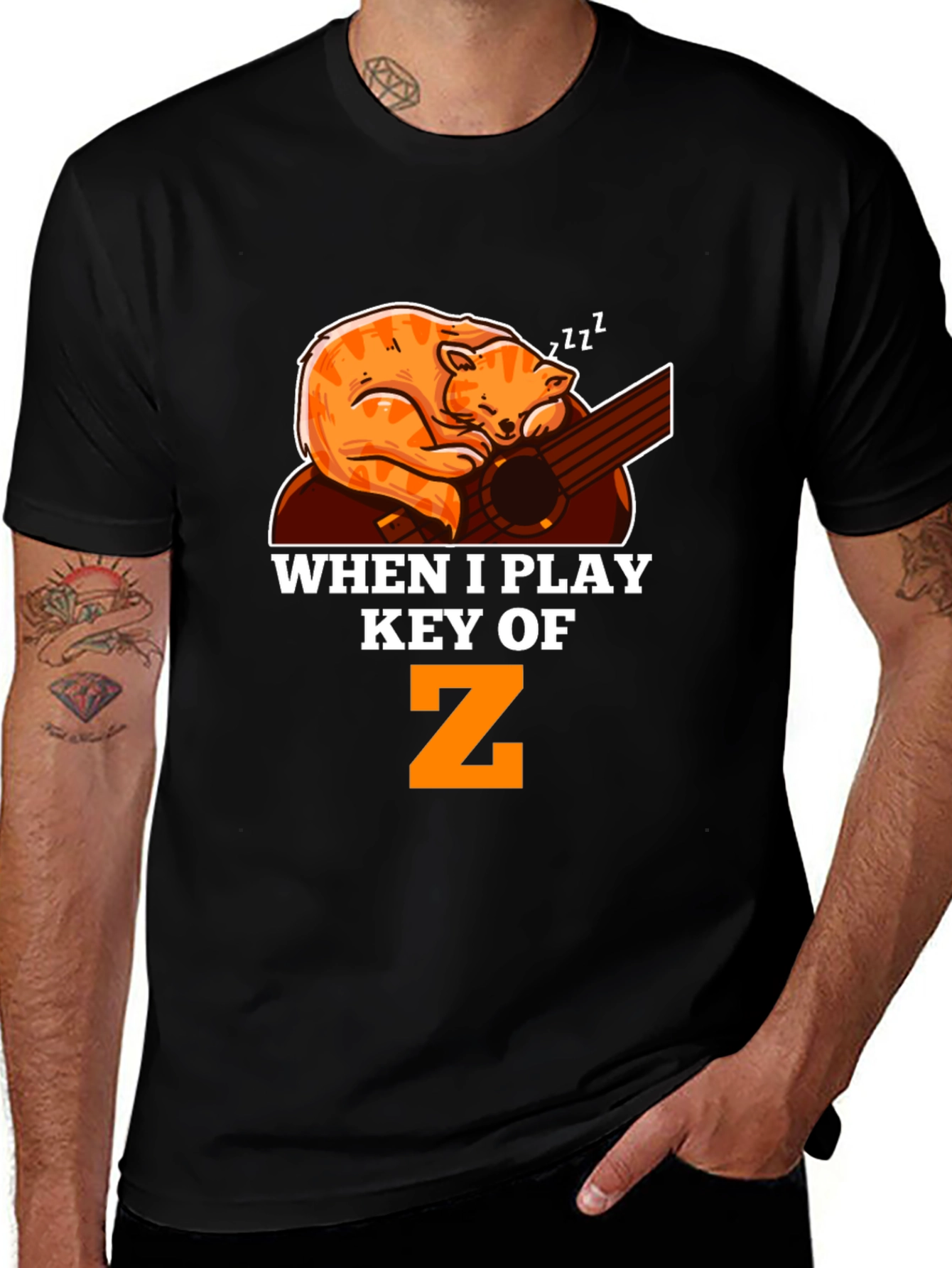 Camiseta Negra con Diseño de Gato Durmiendo en Guitarra