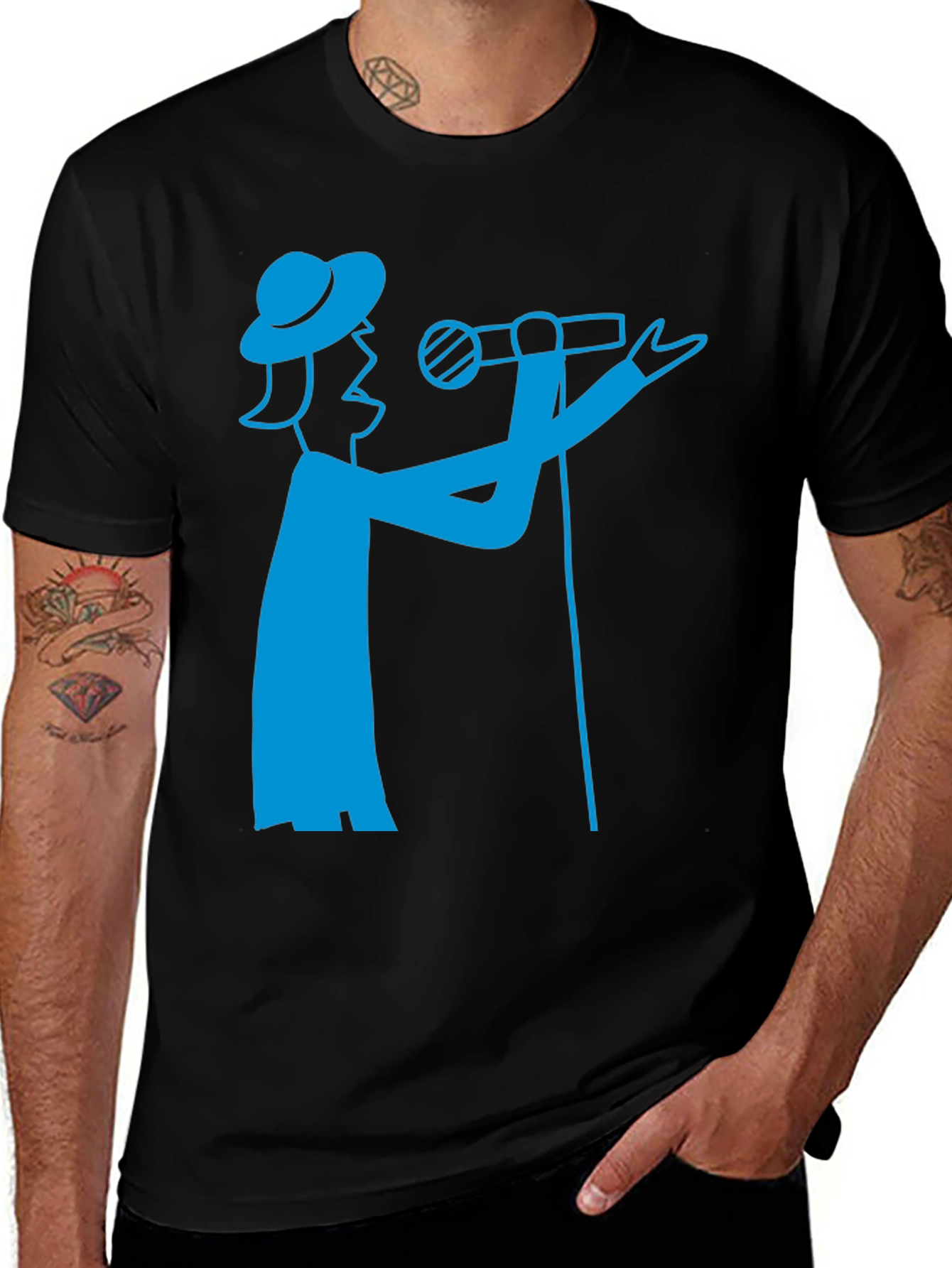 Camiseta Negra con Diseño de Cantante Azul