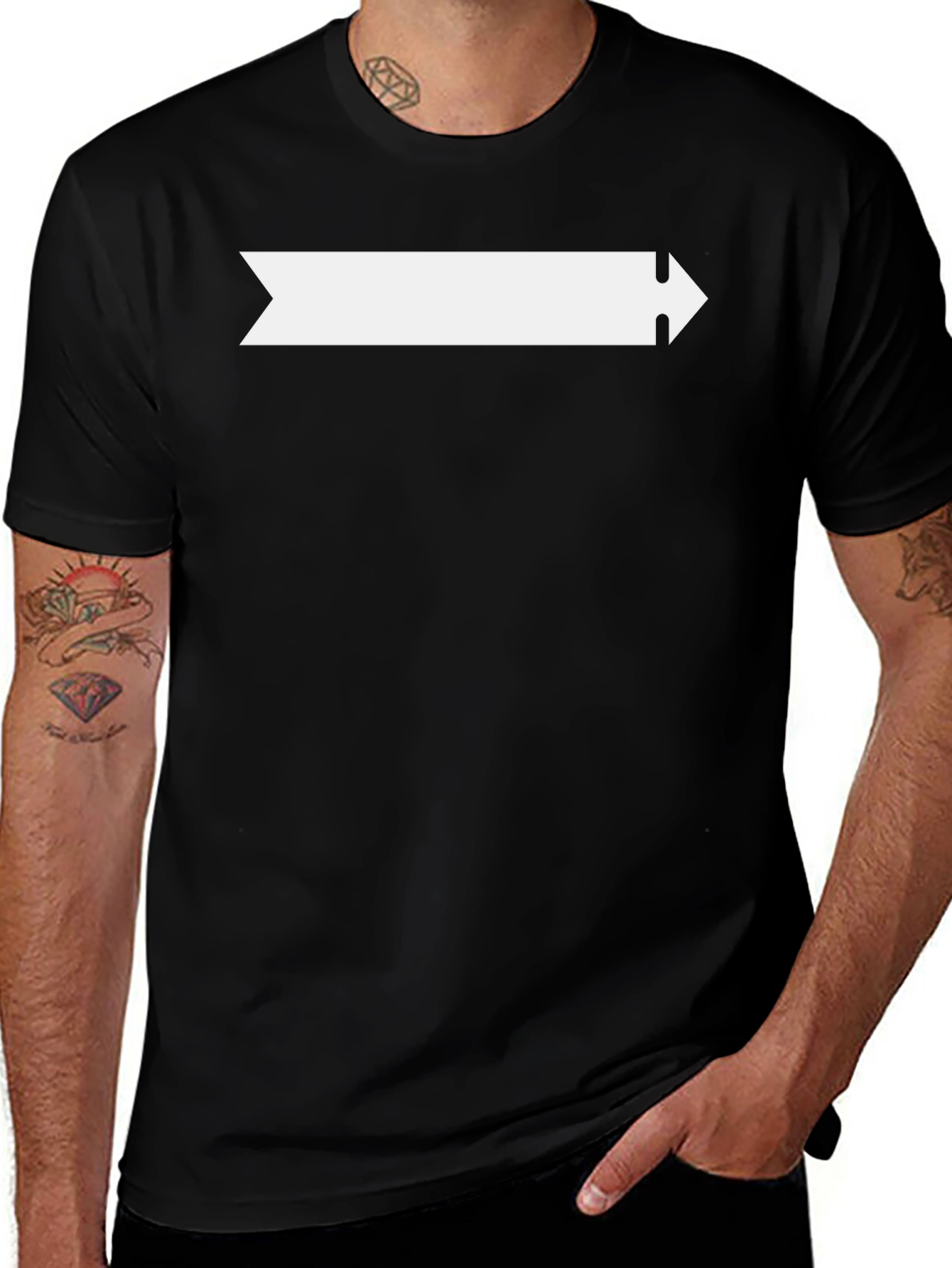 Camiseta Negra con Diseño de Flecha Blanca
