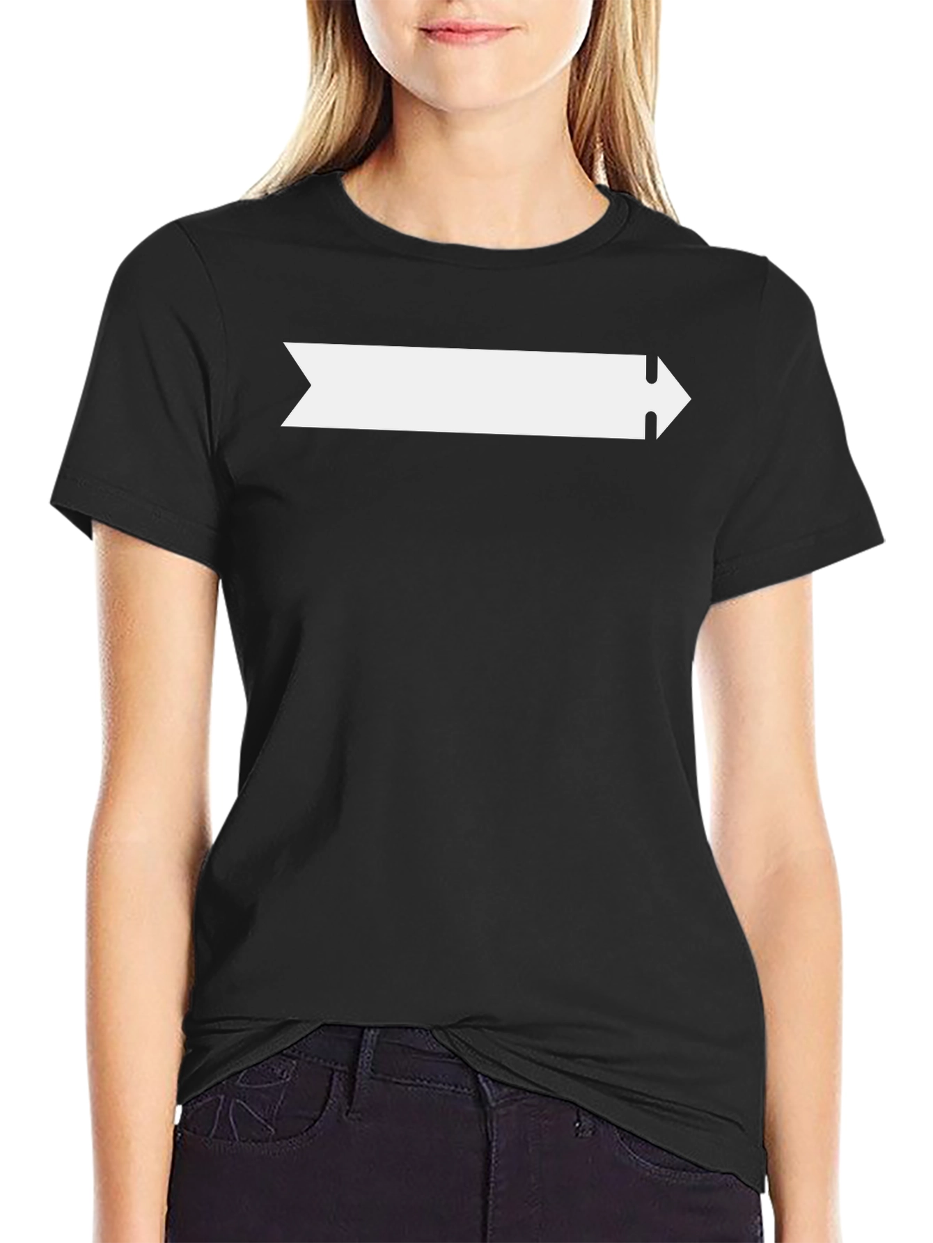 Camiseta Negra con Diseño de Flecha Blanca