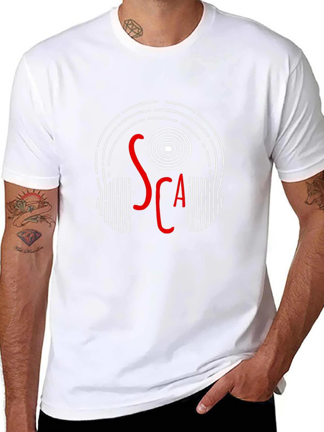 Camiseta Negra con Diseño de Auriculares y Texto SCA