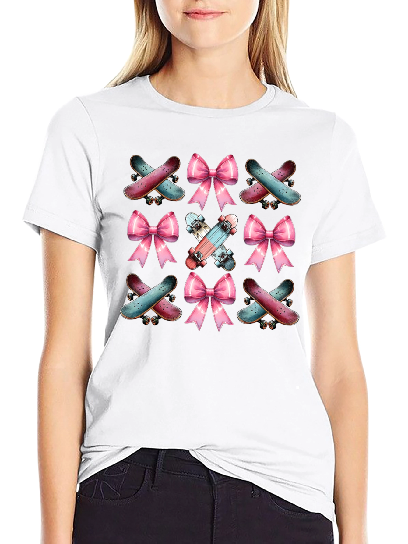 Camiseta Negra con Diseño de Patinetas y Lazos