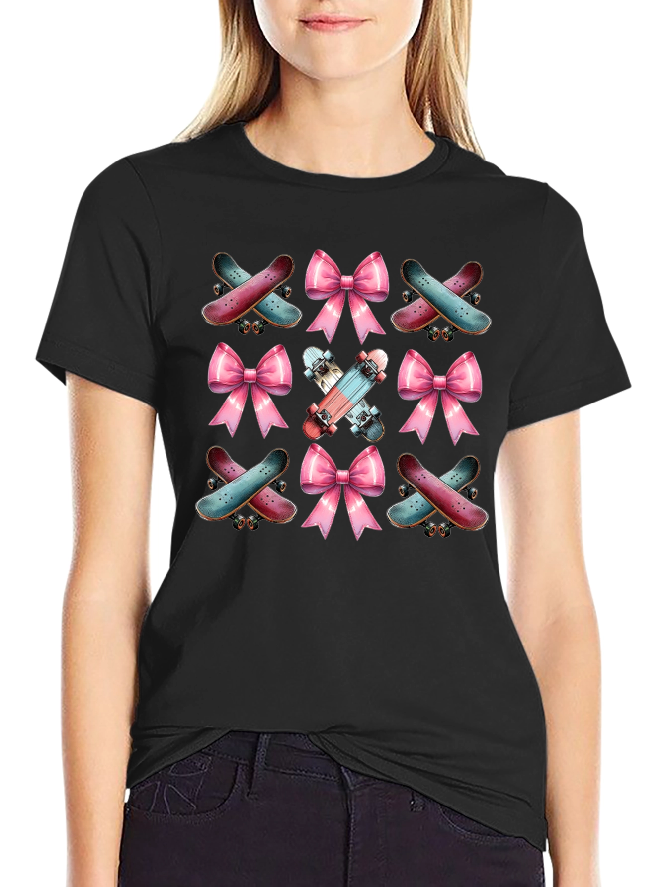 Camiseta Negra con Diseño de Patinetas y Lazos