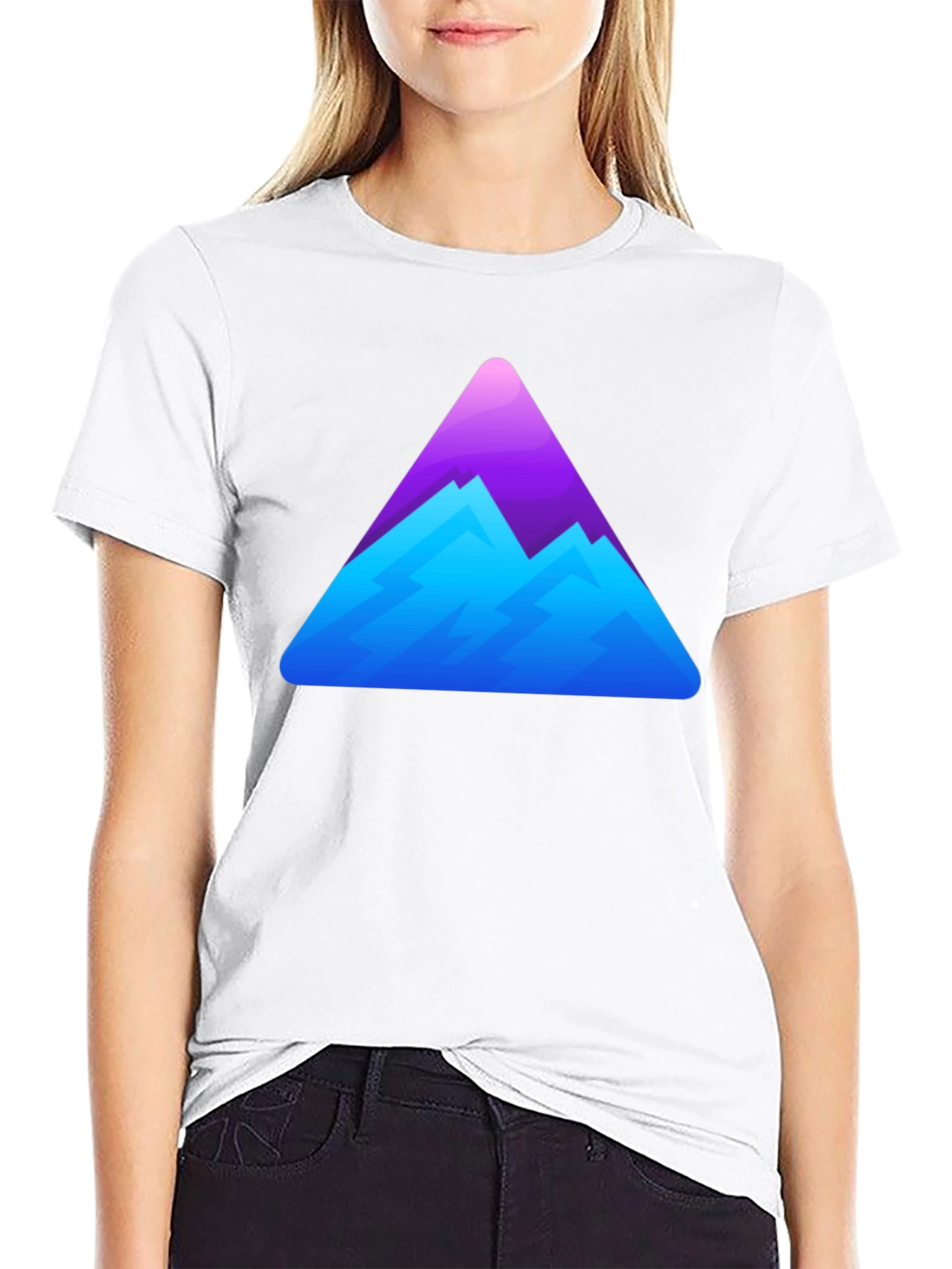 Camiseta Negra con Diseño de Montaña Abstracta