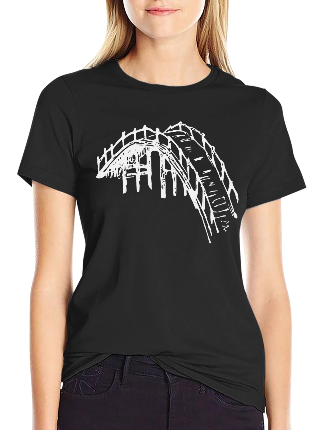 Camiseta Negra con Diseño de Puente Blanco