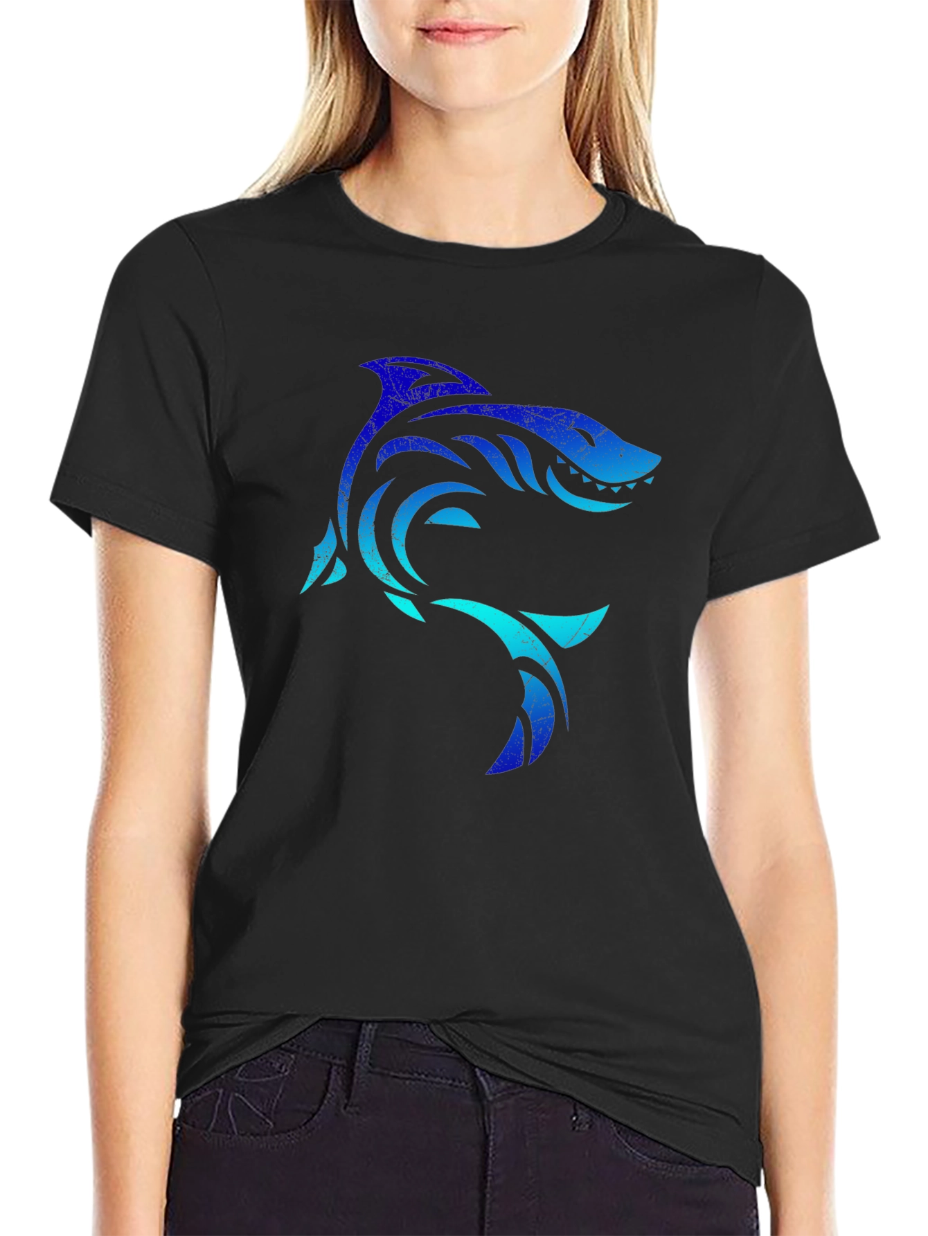Camiseta Negra con Diseño de Tiburón Tribal Azul