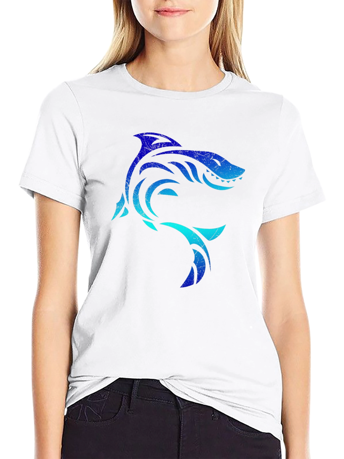 Camiseta Negra con Diseño de Tiburón Tribal Azul