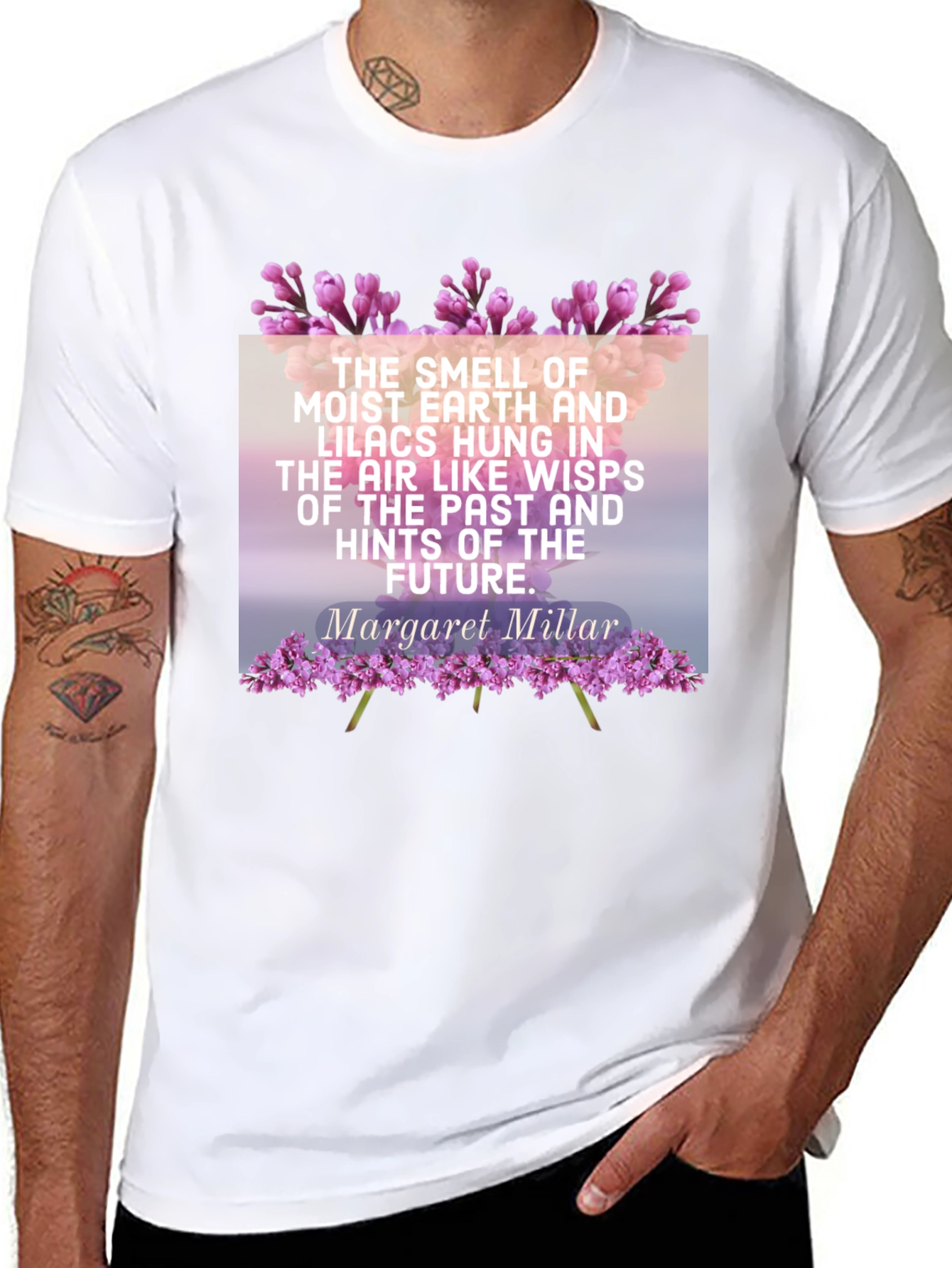 Camiseta Negra con Cita Literaria y Diseño Floral