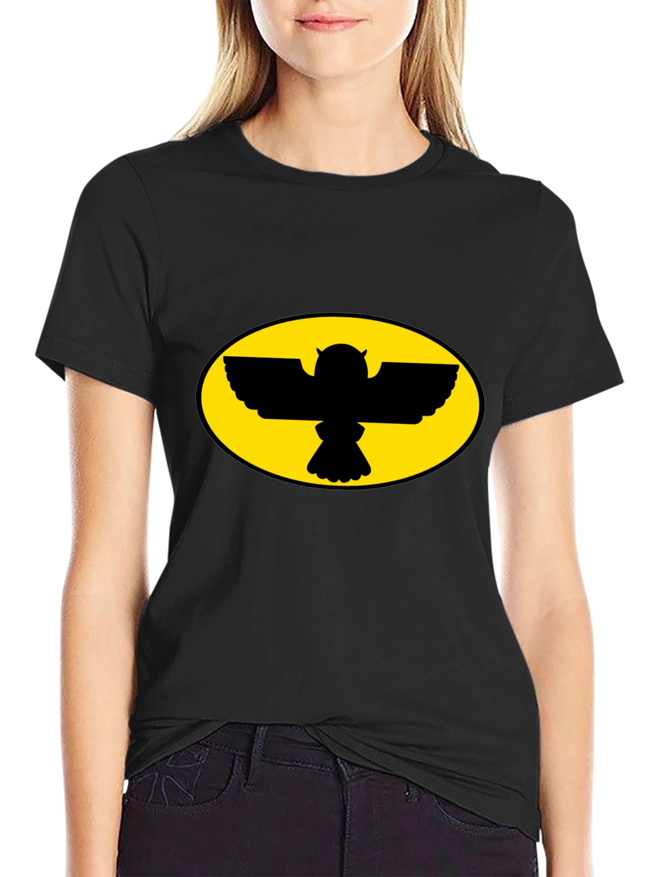 Camiseta Negra con Diseño de Búho Ovalado