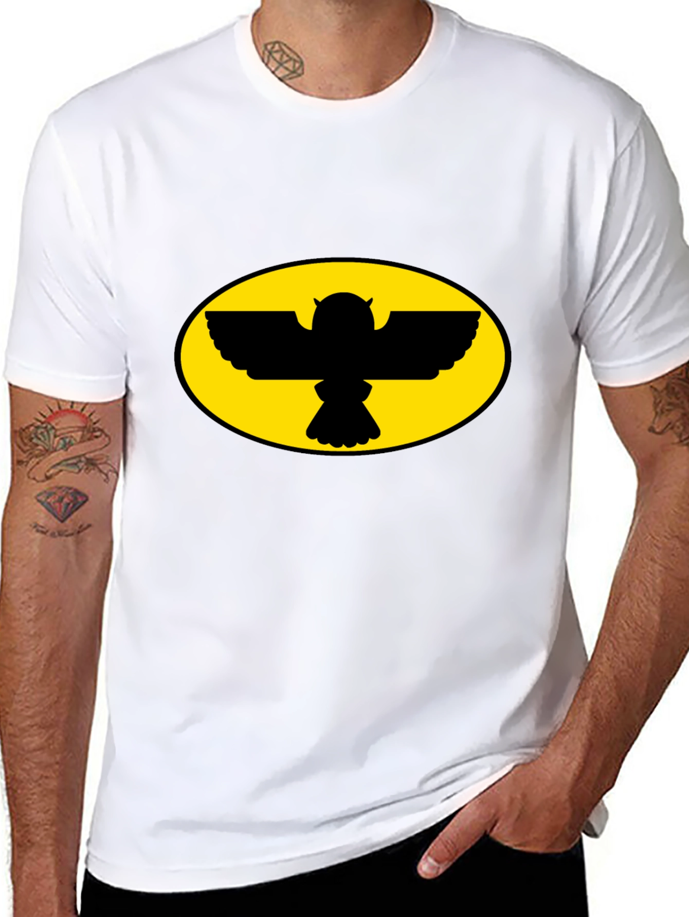 Camiseta Negra con Diseño de Búho Ovalado