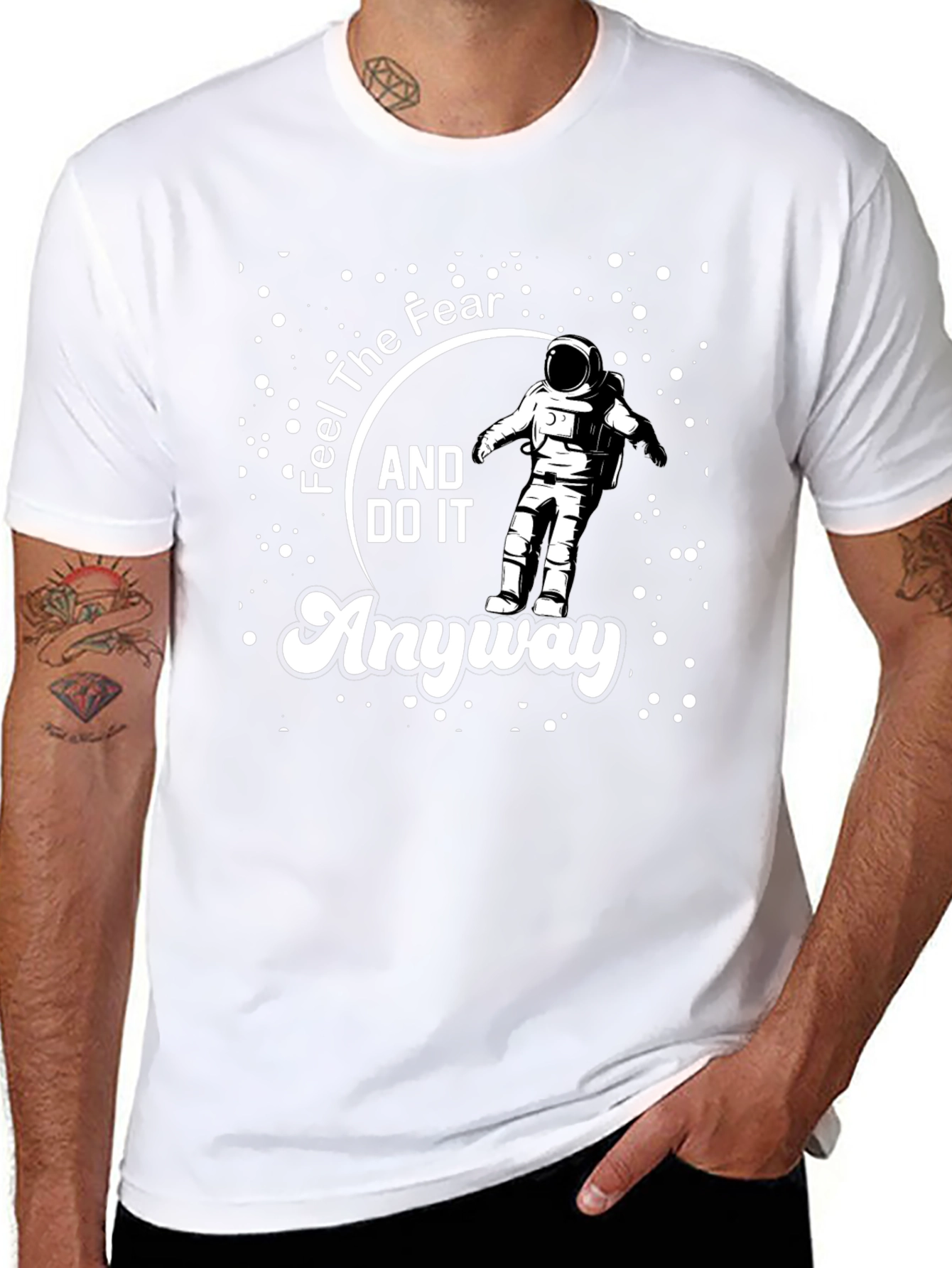 Camiseta Negra Astronauta: Siente el Miedo y Hazlo