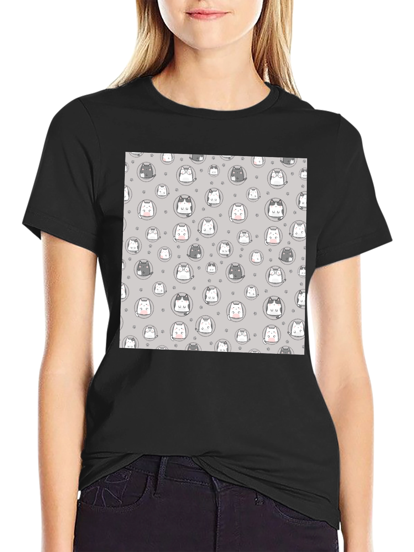 Camiseta Negra con Diseño de Gatos Kawaii