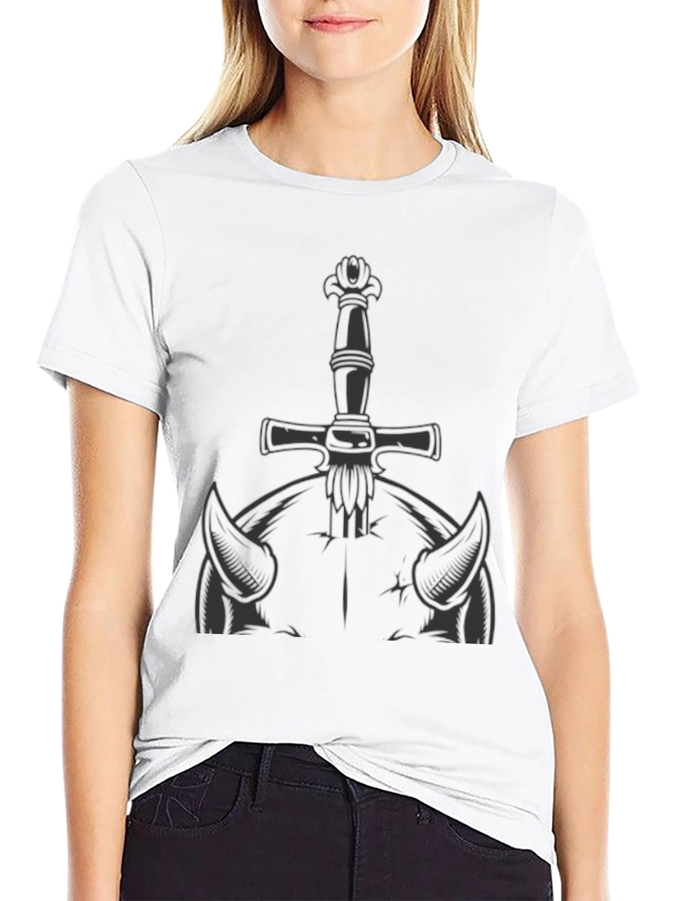 Camiseta Negra con Diseño de Espada y Cuernos